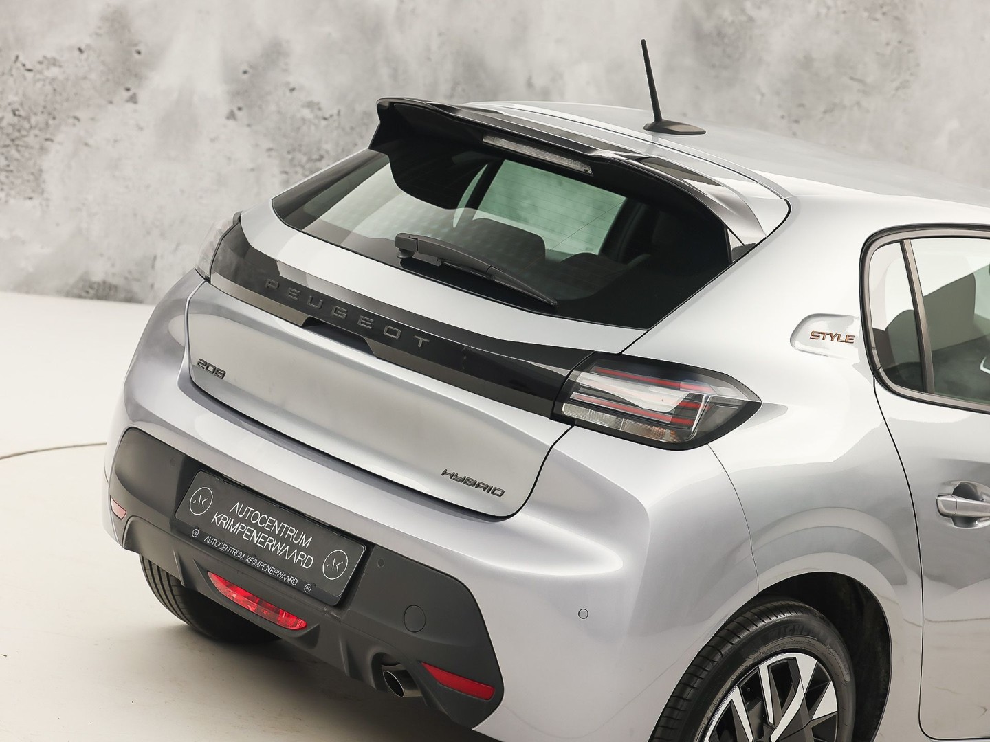 Peugeot 208 1.2 Hybrid 110 e-DCS6 Sport Style Automaat (APPLE CARPLAY, NAVIGATIE, PARKEERSENSOREN, SPORTSTOELEN, LANE ASSIST, CRUISE, NIEUWSTAAT)
