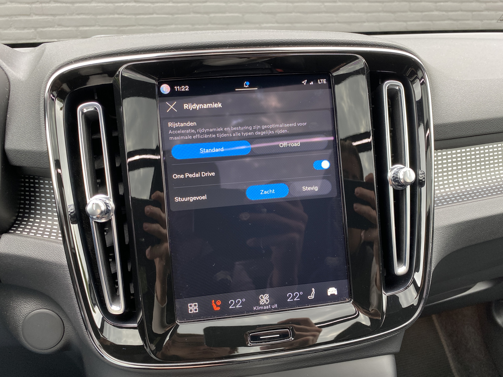 Volvo XC40 Recharge P8 AWD R-Design 408 pk | 1e eigenaar | dealer onderh. | panoramadak | trekhaak | 360 camera | stoelverw.