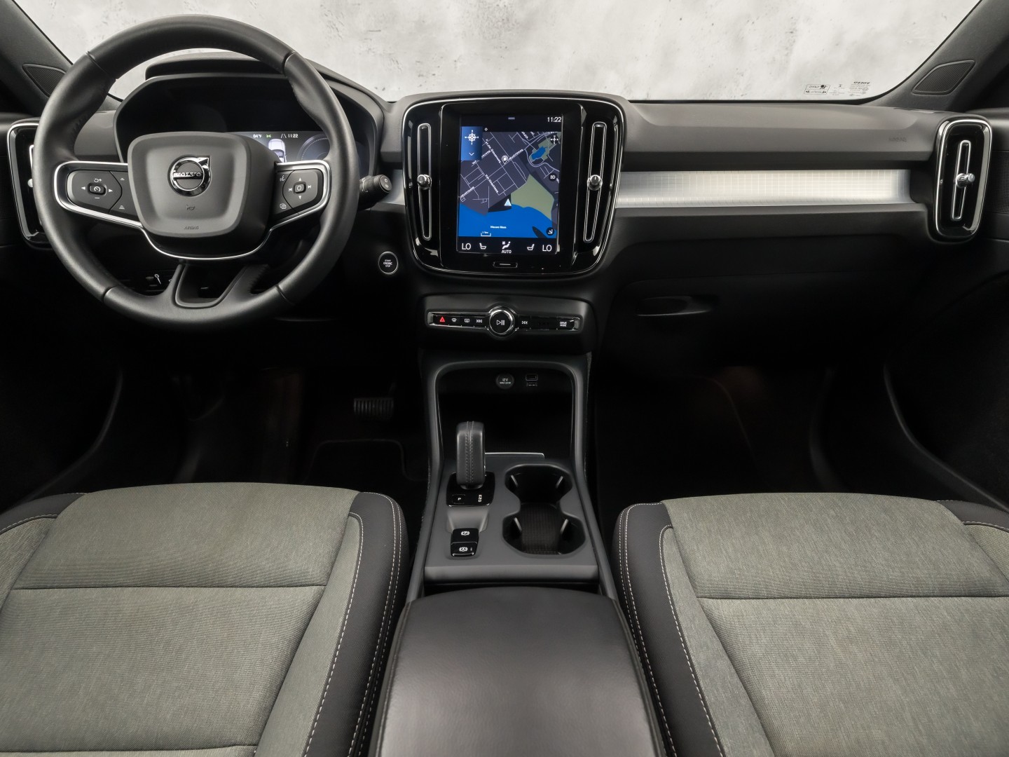 Volvo XC40 1.5 T5 Recharge Sport 262Pk Automaat (BLACK PACK, APPLE CARPLAY, GROOT NAVI, ZWART HEMEL, STUUR/STOELVERWARMING, SPORTSTOELEN, GETINT GLAS, LANE ASSIST, NIEUWE APK, NIEUWSTAAT)