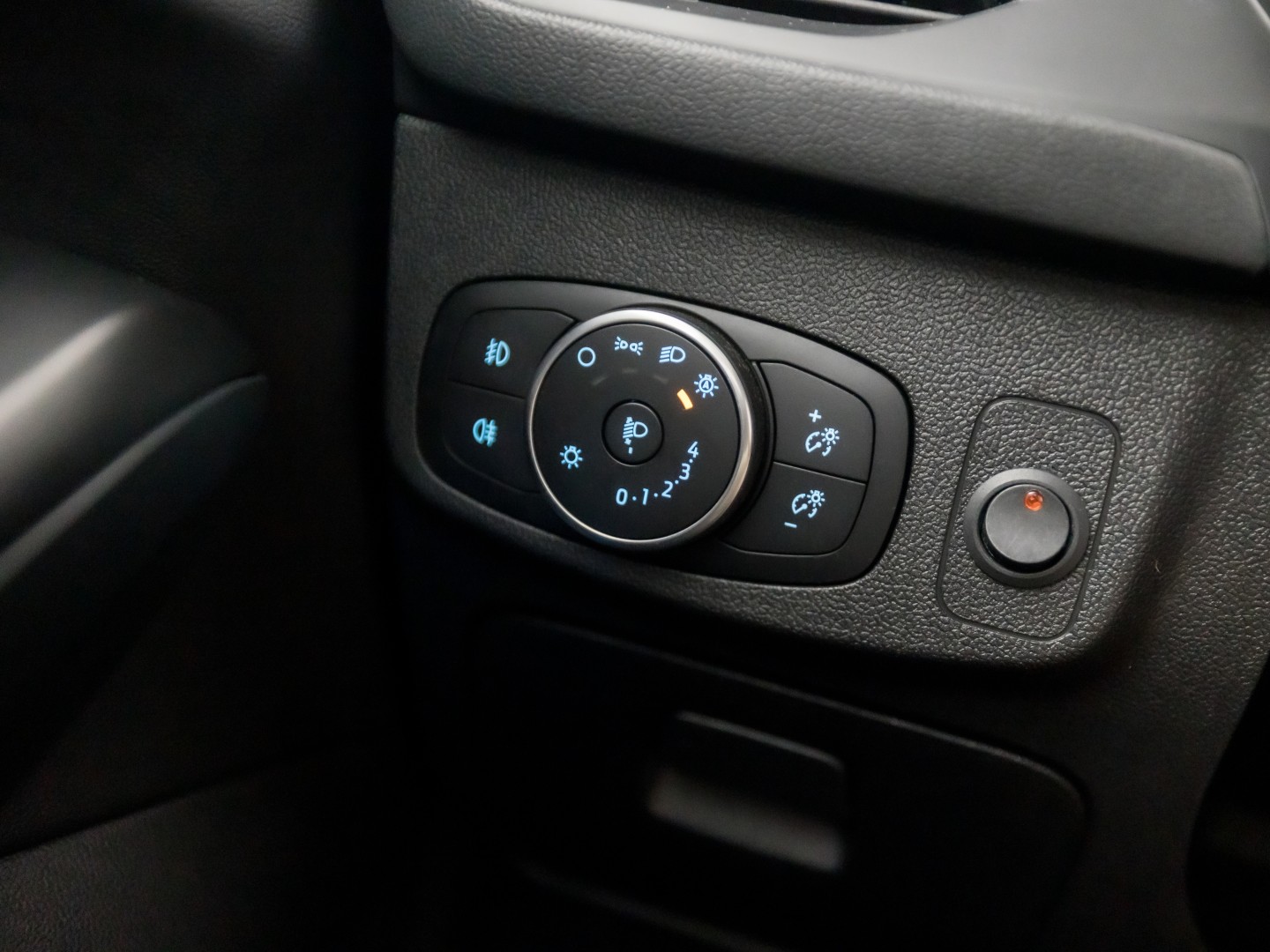 Ford Focus Wagon 1.0 EcoBoost Titanium Sport (APPLE CARPLAY, GROOT NAVI, STUUR/STOELVERWARMING, KEYLESS, SPORTSTOELEN, GETINT GLAS, LM VELGEN, CRUISE, NIEUWSTAAT)