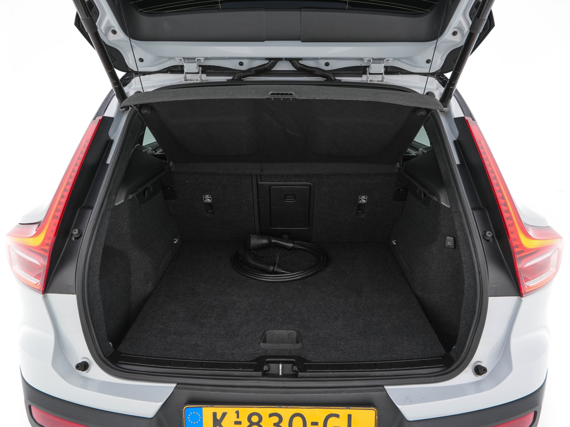 Volvo XC40 Recharge P8 AWD R-Design [ 3-Fase-11kW ] {SOH-89%} (INCL-BTW) *PANO | LEATHER-MICROFIBRE | DIGI-COCKPIT | FULL-LED | NAVI-FULLMAP | ECC | CARPLAY | PDC | KEYLESS | HEATED-SPORTSEATS | BLIS | PRIVACY-GLASS | 20"ALU*