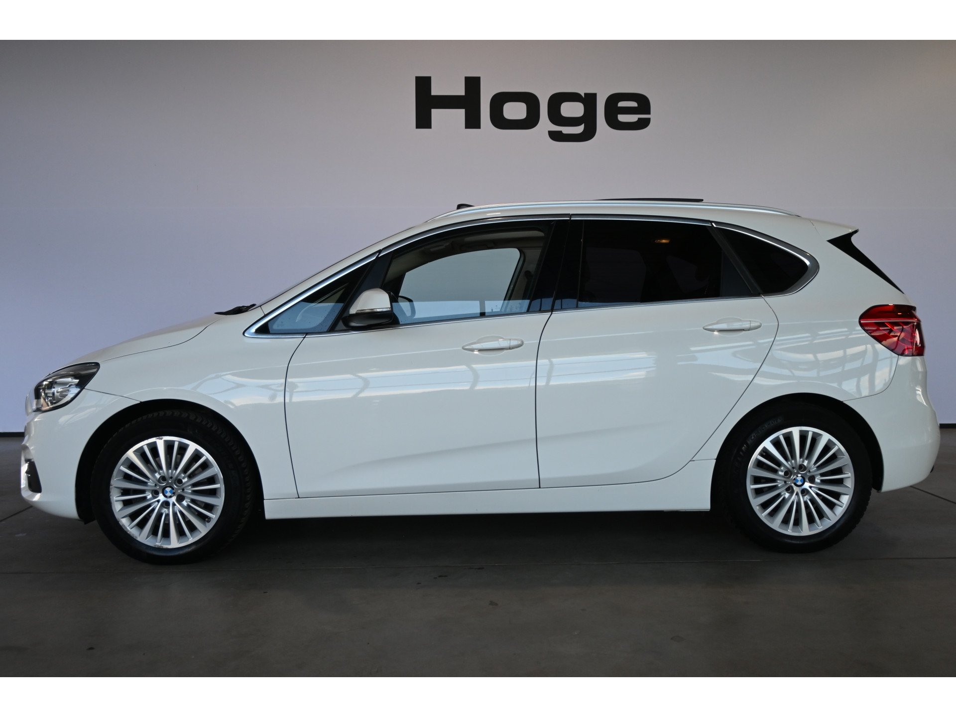BMW 2-serie Active Tourer 218i High Executive Nap Clima Cruise Panoramadak Trekhaak PDC Navigatie LED Stoelverwarming Inruil Mogelijk!