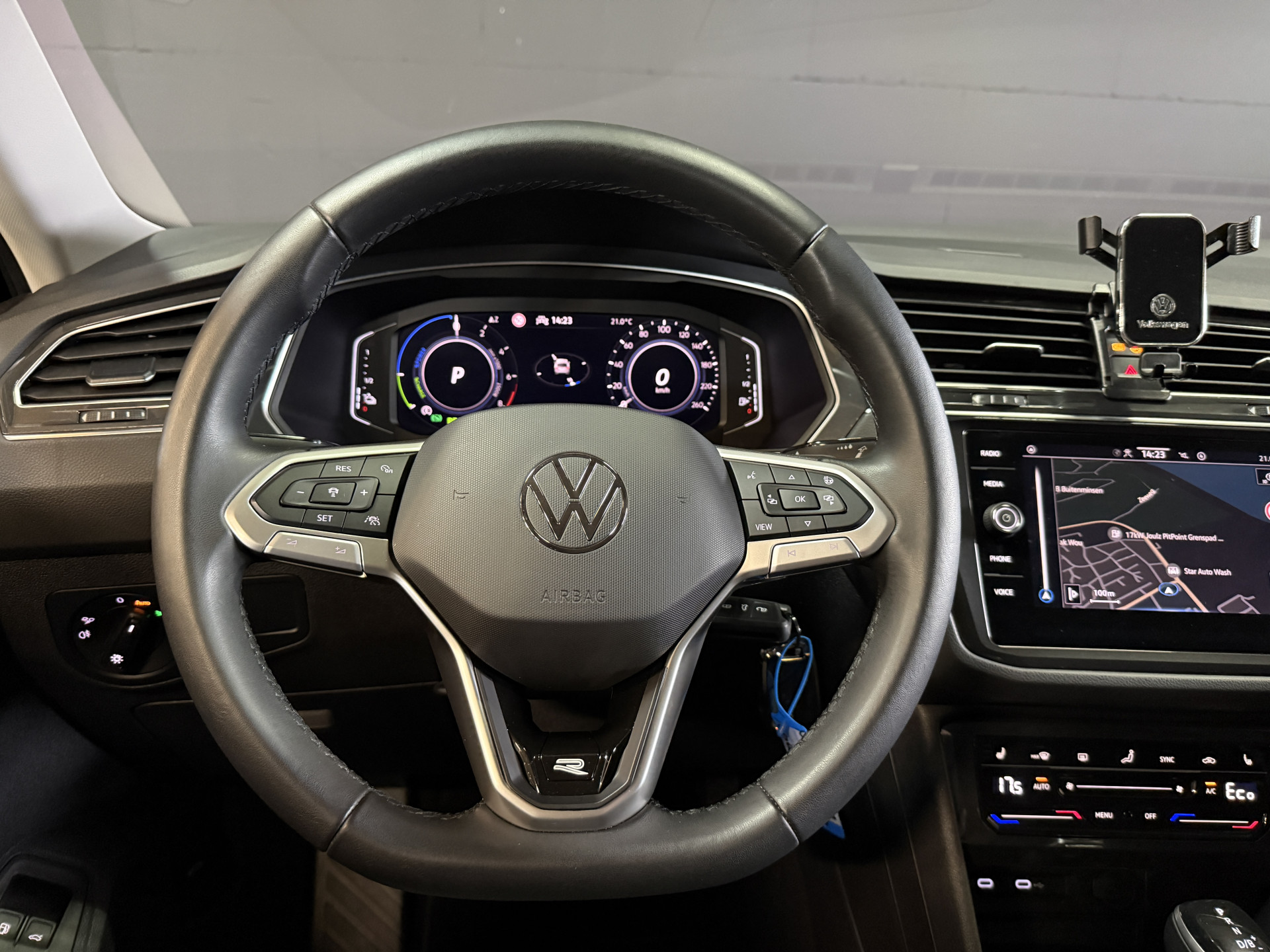Volkswagen Tiguan 1.4 TSI eHybrid R-Line Business+ | Camera | Stoelverwarming | Dodehoeksensoren