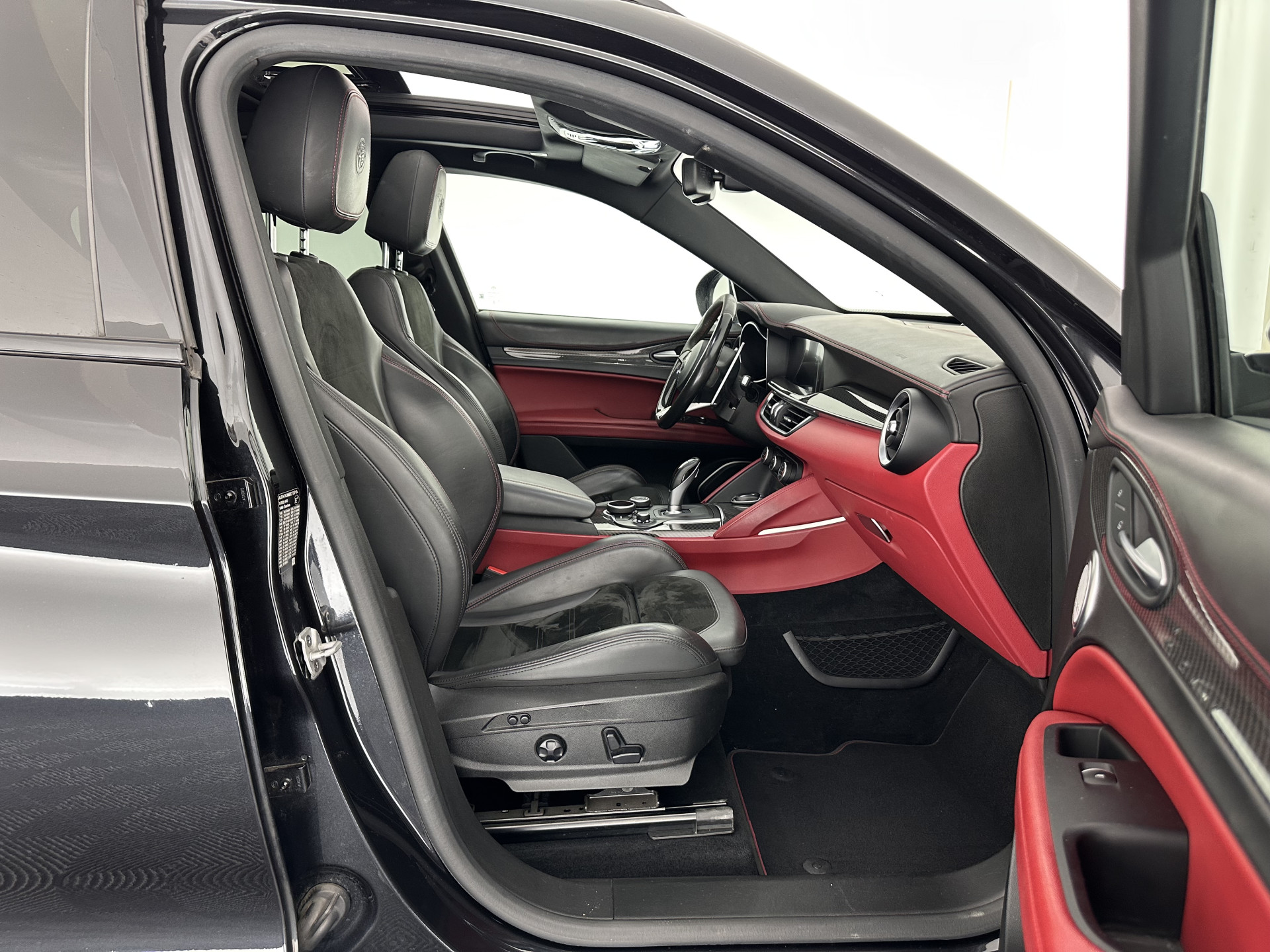 Alfa Romeo Stelvio 2.9 V6 AWD Quadrifoglio (INCL-BTW) Aut. *PANO | LEATHER-ALCANTARA | XENON | ADAPTIVE-CRUISE | BLIND-SPOT | HARMAN/KARDON | MEMORY-PACK | HEATED-SPORTSEATS | DAB+ | KEYLESS | CARPLAY | NAVI-FULLMAP | CARBON-INLAY |..