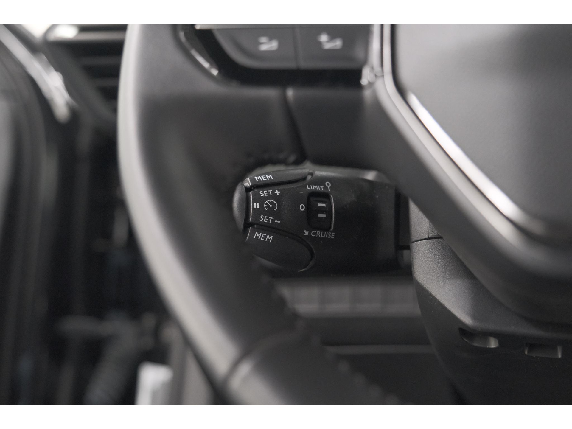 Peugeot 2008 1.2 Hybrid 136 Style | Apple Carplay | Parkeersensoren | Climate control