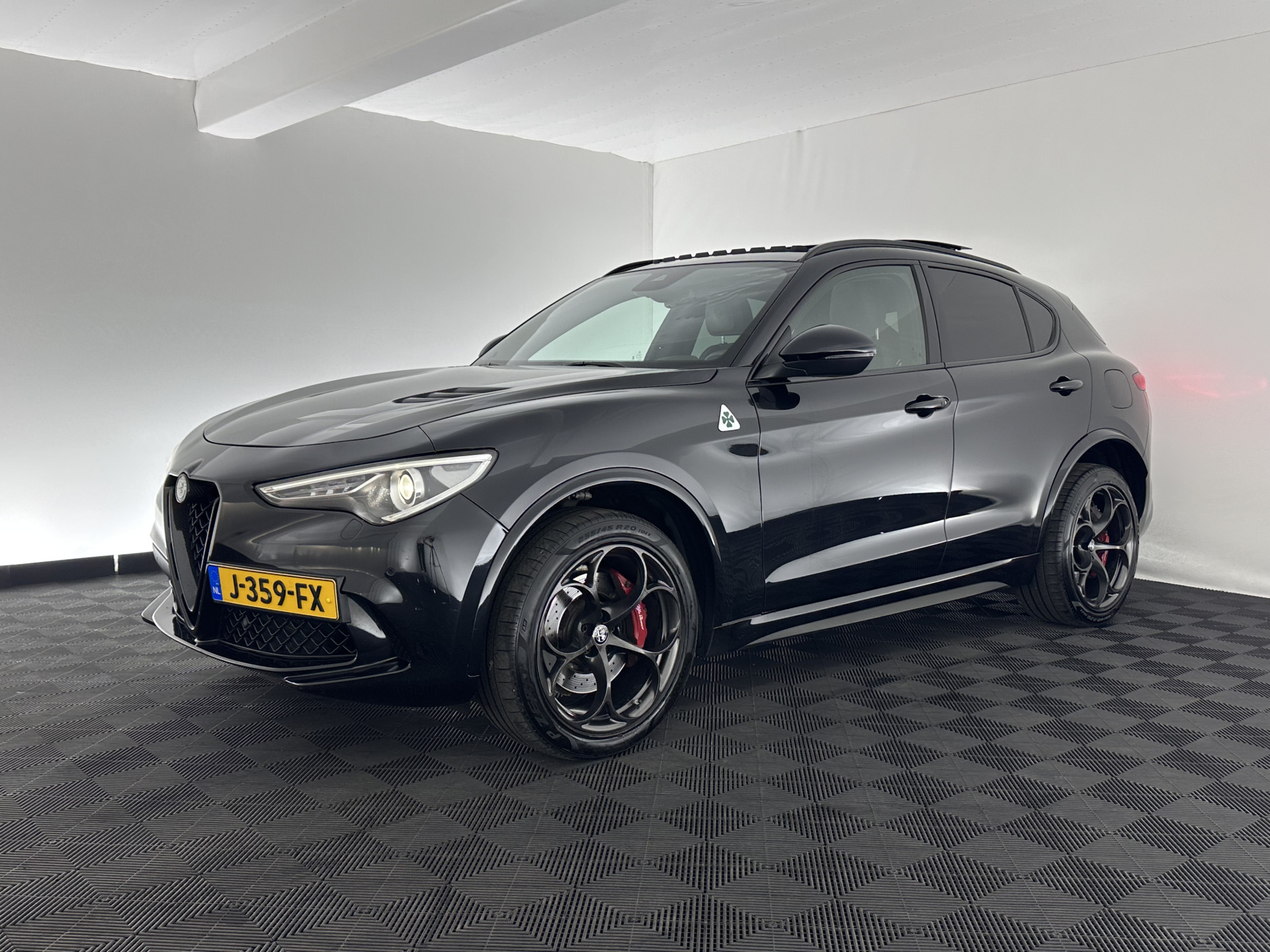 Alfa Romeo Stelvio 2.9 V6 AWD Quadrifoglio (INCL-BTW) Aut. *PANO | LEATHER-ALCANTARA | XENON | ADAPTIVE-CRUISE | BLIND-SPOT | HARMAN/KARDON | MEMORY-PACK | HEATED-SPORTSEATS | DAB+ | KEYLESS | CARPLAY | NAVI-FULLMAP | CARBON-INLAY |..