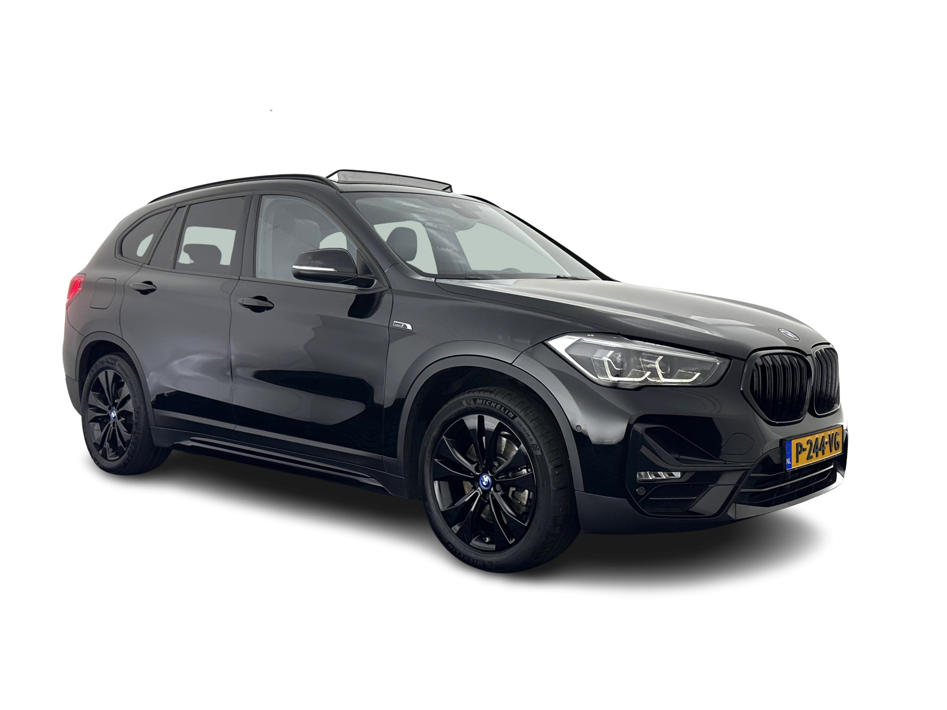 BMW X1 xDrive25e Sportline Business Edition Plus (Plug-In) (INCL-BTW) Aut. *PANO | LEATHER | FULL-LED | HEATED-SPORTSEATS | HIFI-SYSTEM | CAMERA | PRIVACYGLASS | NAVI-FULLMAP | ECC | HEAD-UP | PDC | KEYLESS | DAB | CRUISE | TOWBAR | AMBIENTLIGHT | 18