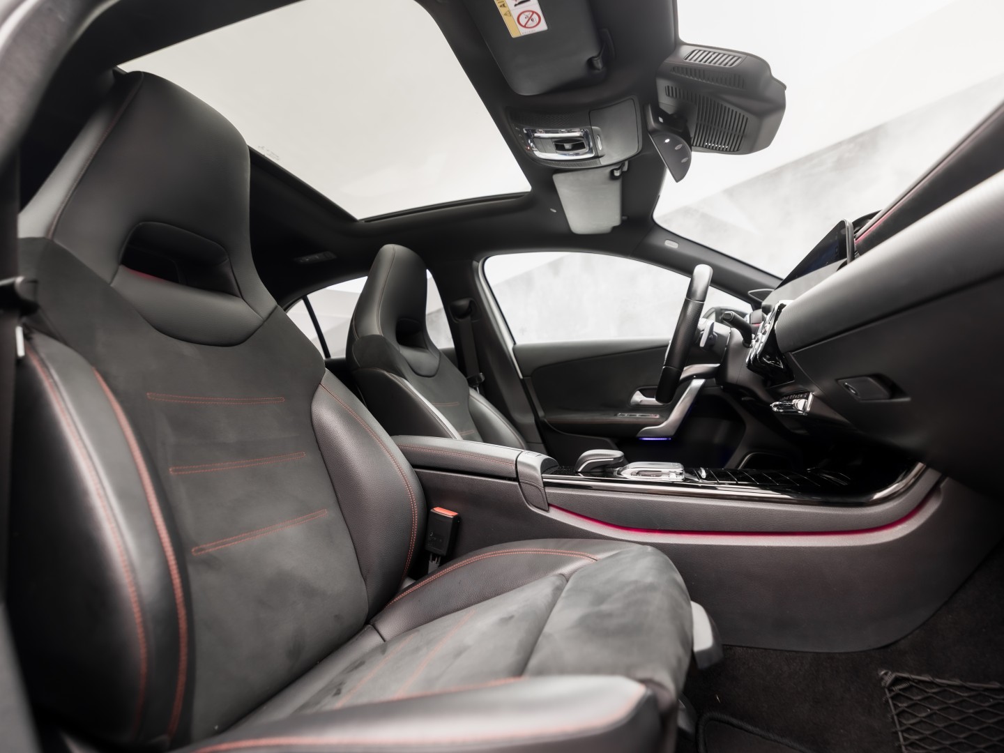Mercedes-Benz A-Klasse 250 AMG Sport 224Pk Automaat (PANORAMADAK, MEMORY SEATS, 360 CAMERA, BURMESTER, GROOT NAVI, SFEERVERLICHTING, WIDESCREEN, ADAPTIVE CRUISE, NIEUWSTAAT)