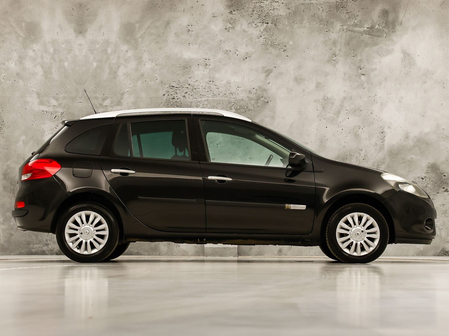 Renault Clio Estate 1.2 TCE Collection (AIRCO, ELEK RAMEN, CRUISE, SPORTSTOELEN, GETINT GLAS, LM VELGEN, NIEUWSTAAT)