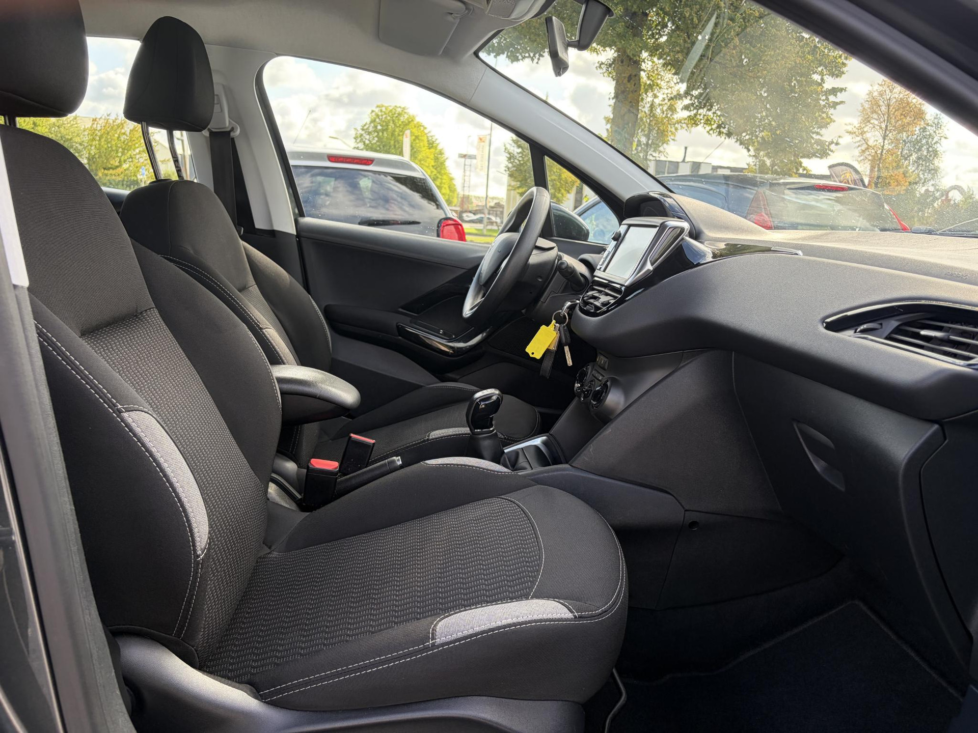 Peugeot 208 1.2 PureTech Blue Lion ✓Nieuwe D-riem✓Afn.Trekhaak✓Carplay✓Navi✓Airco✓Cruise✓Pdc✓2e Eigenaar✓Weinig Km✓5 Deurs✓N.A.P✓Apk tot 08-2027