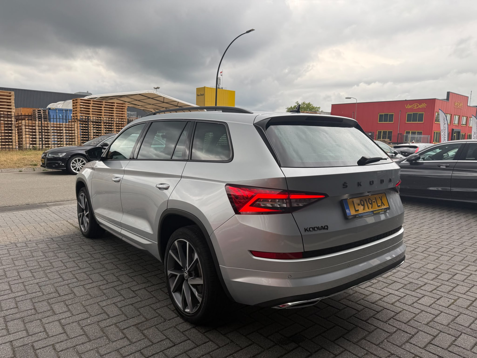 ŠKODA Kodiaq 1.5 TSI Sportline Business | 1E EIGENAAR | 3/6/12 MND GARANTIE | AUTOMAAT | PANO | LED | DAB | MEMORY | CARPLAY | DIGITAAL COCKPIT | TREKHAAK |