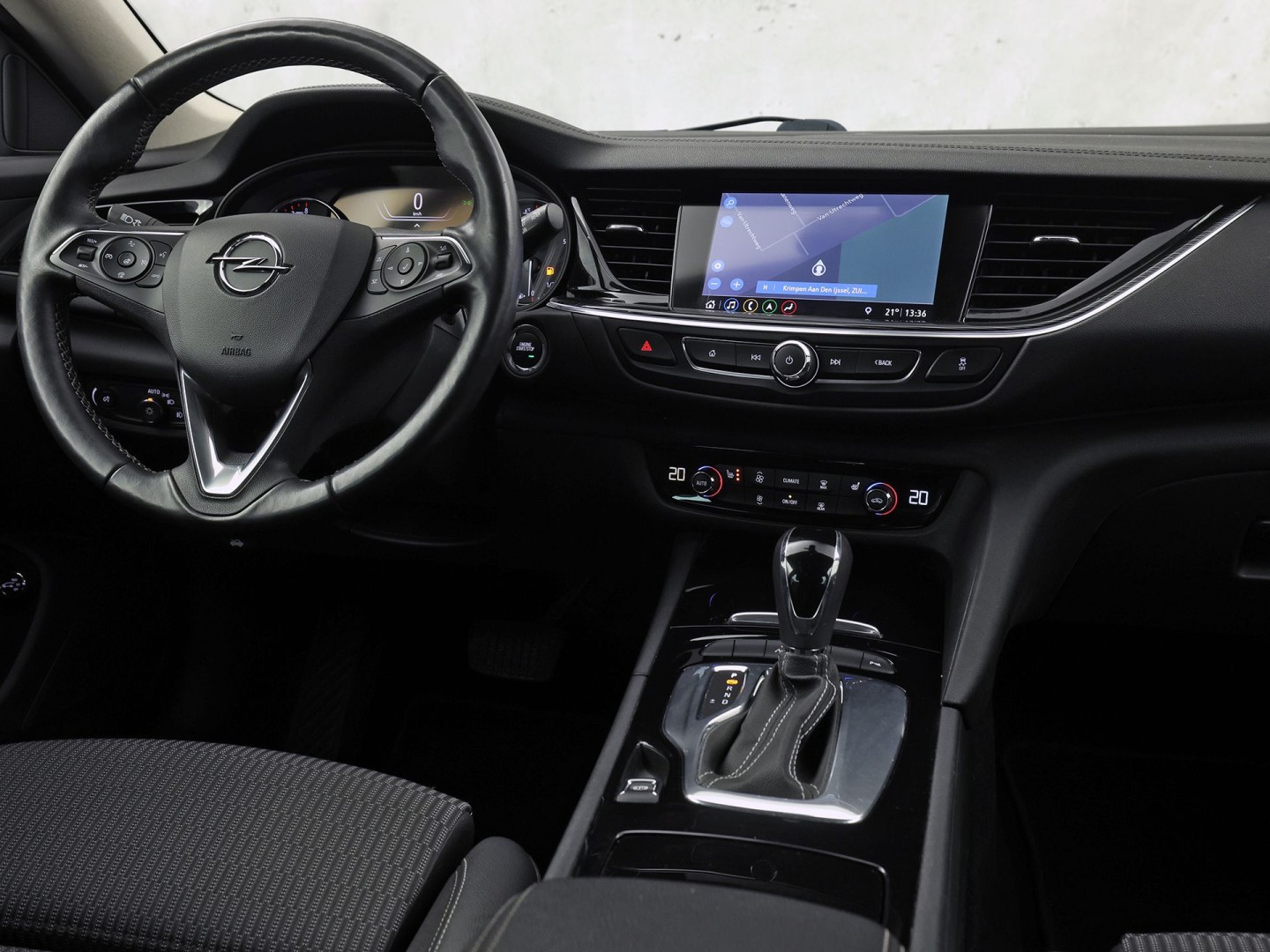 Opel Insignia 1.5 Turbo Business Executive 165Pk Automaat (APPLE CARPLAY, GROOT NAVI, CLIMATE, CAMERA, STUUR/STOELVERWARMING, ADAPTIVE CRUISE, SPORTSTOELEN, GETINT GLAS, TREKHAAK, NIEUWSTAAT)