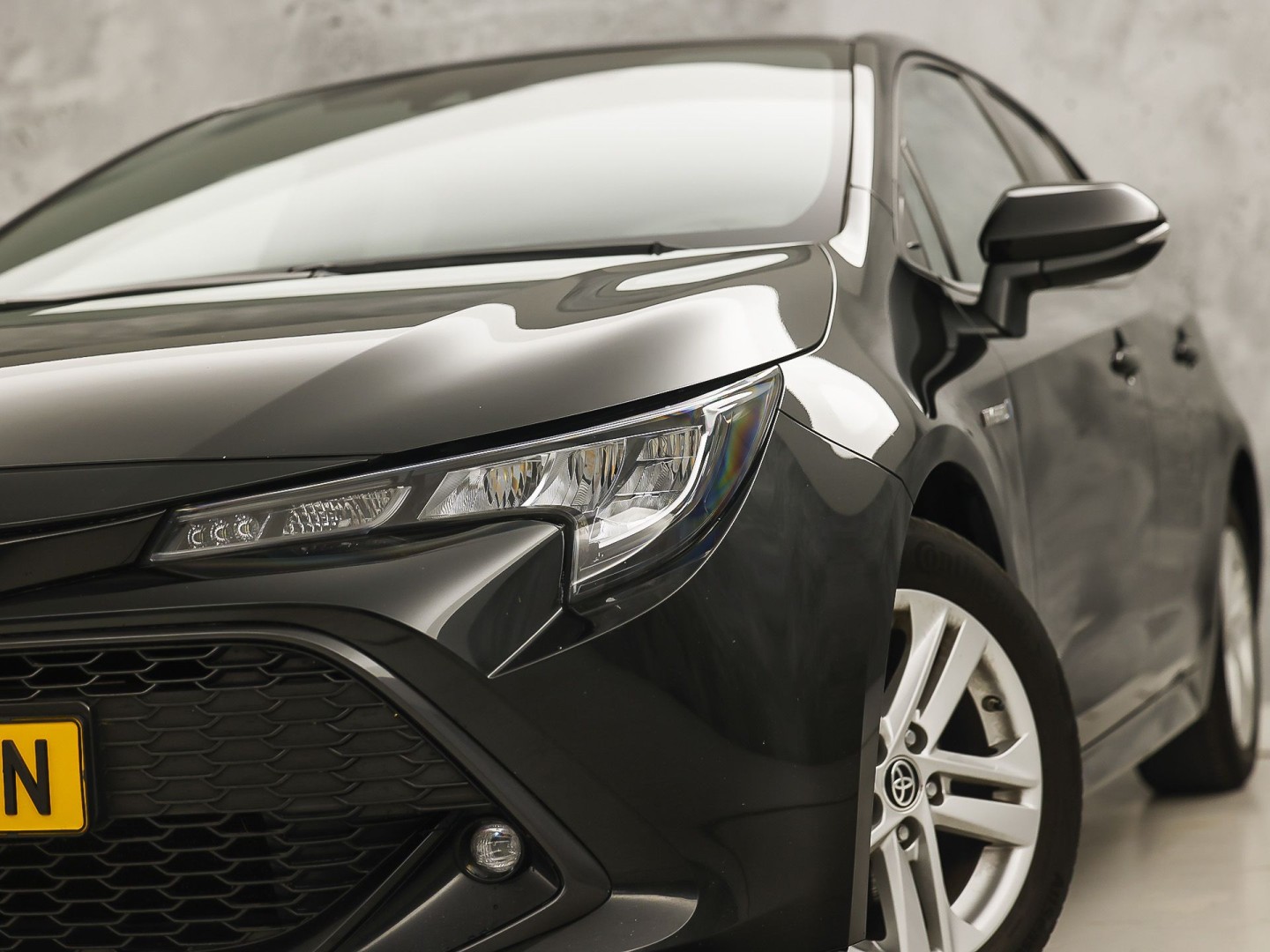Toyota Corolla 1.8 Hybrid Sport Automaat (VIRTUAL COCKPIT, APPLE CARPLAY, CAMERA, STUUR/STOELVERWARMING, SPORTSTOELEN, ADAPTIVE CRUISE, ZWART HEMEL, NIEUWE APK, NIEUWSTAAT)