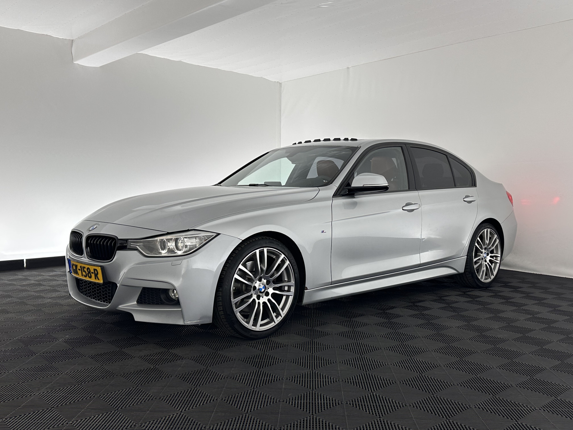 BMW 3-serie 328i High Executive M-Sport-Pack Aut *PANO | LEATHER | BI-XENON | HEATED-SPORTSEATS | SHIFT-PADDLES | HIFI-SOUND | MEMORY-PACK | KEYLESS | NAVI-FULLMAP | ECC | PRIVACY-GLASS | PDC | CRUISE | 19''ALU*