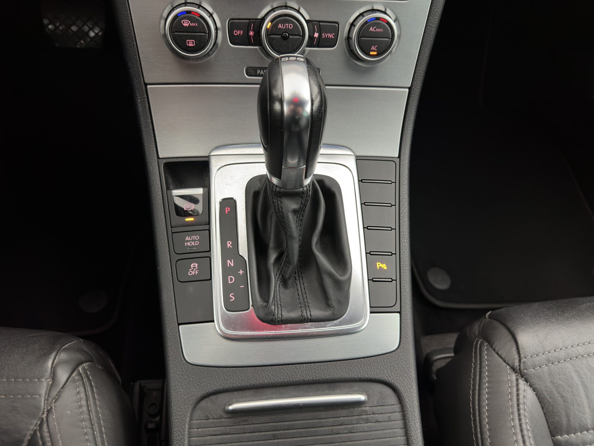 Volkswagen CC 1.8 TSI Aut. *LEATHER | BI-XENON | HEATED-SPORTSEATS | NAVI-FULLMAP | ECC | PDC | CRUISE | SHIFTPADDLES | PRIVACY-GLASS | TOWBAR | 18''ALU*