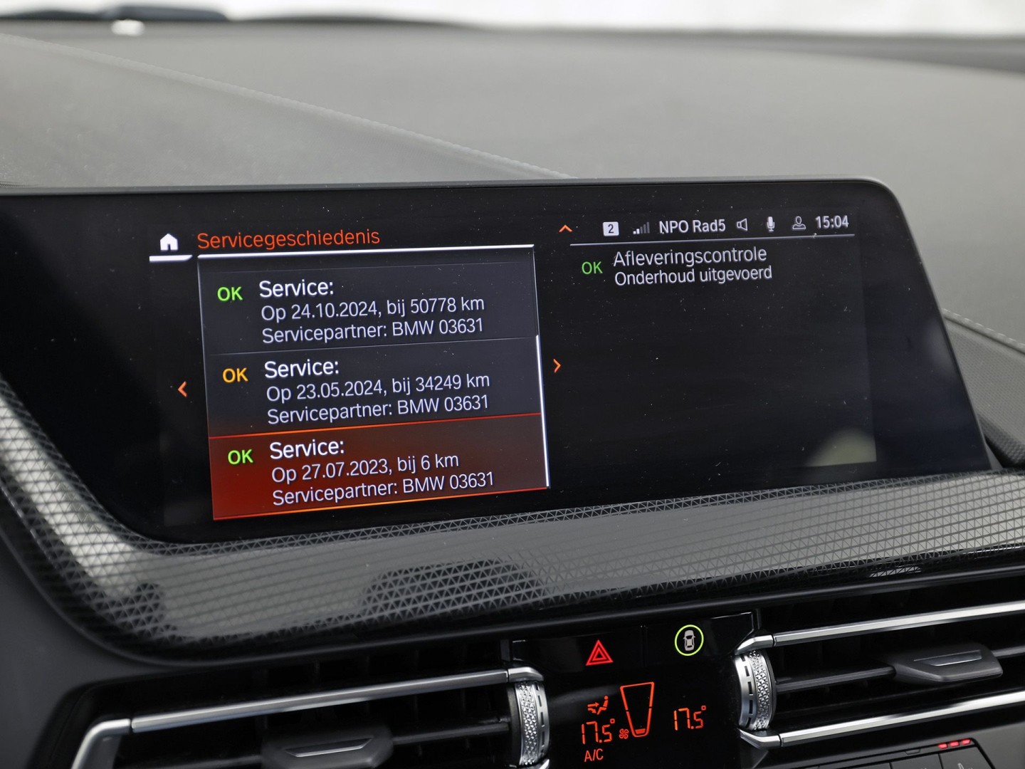BMW 1 Serie 118i Sport Automaat (APPLE CARPLAY, DEALER ONDERHOUDEN, GROOT NAVI, CAMERA, STUUR/STOELVERWARMING, SPORTSTOELEN, TREKHAAK, GETINT GLAS, ELEK ACHTERKLEP, NIEUWSTAAT)