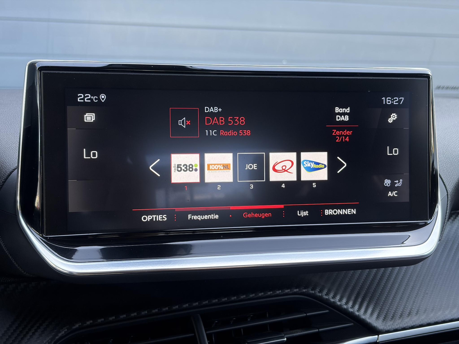 Peugeot 2008 1.2 PureTech Allure ✓Recent beurt gehad✓D-riem vv in 06-2025✓360° Camera✓Draadloze telefoonlader✓Carplay✓Keyless✓Automaat✓Trekhaak✓Halfleder✓Navi✓Clima✓Cruise✓131pk✓Lm velgen✓2e Eigenaar✓Pdc V+A✓Rijstrooksensor✓N.A.P✓Apk tot 04-2028