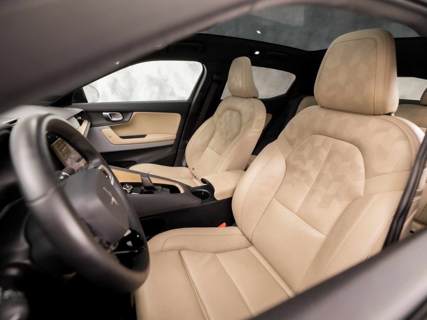 Polestar 2 Long Range Dual Motor Launch Edition 78kWh 408Pk Automaat (PANORAMADAK, HARMAN/KARDON, APPLE CARPLAY, 360 CAMERA, STOELVENTILATIE, MEMORY SEATS, GETINT GLAS, TREKHAAK, ELEK ACHTERKLEP, NIEUWSTAAT)
