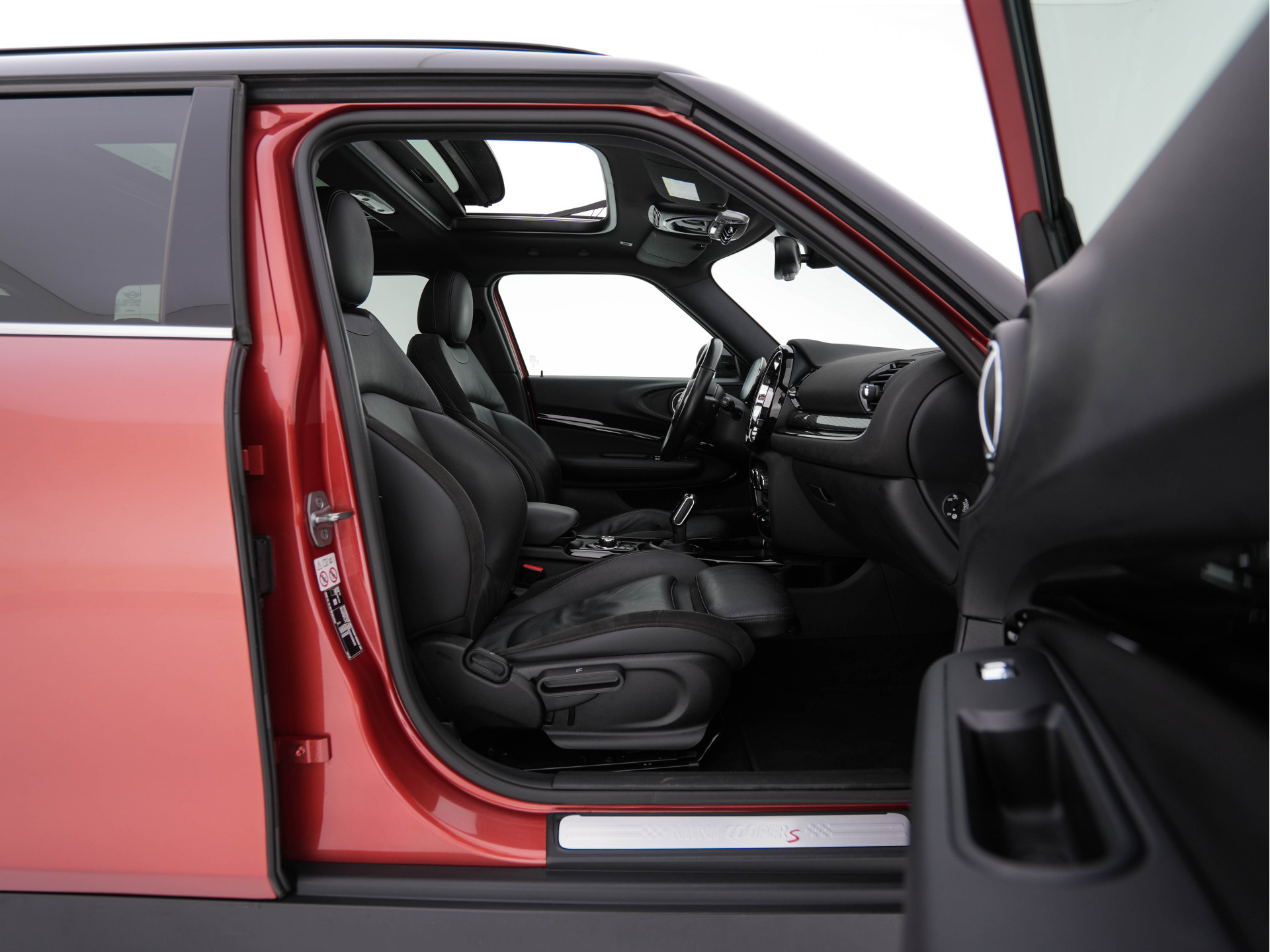 MINI Mini Clubman 2.0 Cooper S ALL4  Premier Plus JCW (INCL-BTW) Aut * PANO | LEATHER | FULL-LED | HEATED-SPORTSEATS | DIGI-COCKPIT | AMBIENT-LIGHT | PRIVACY-GLASS | HEAD-UP | PDC | CAMERA | DAB  | KEYLESS | TOWBAR | 18"ALU*