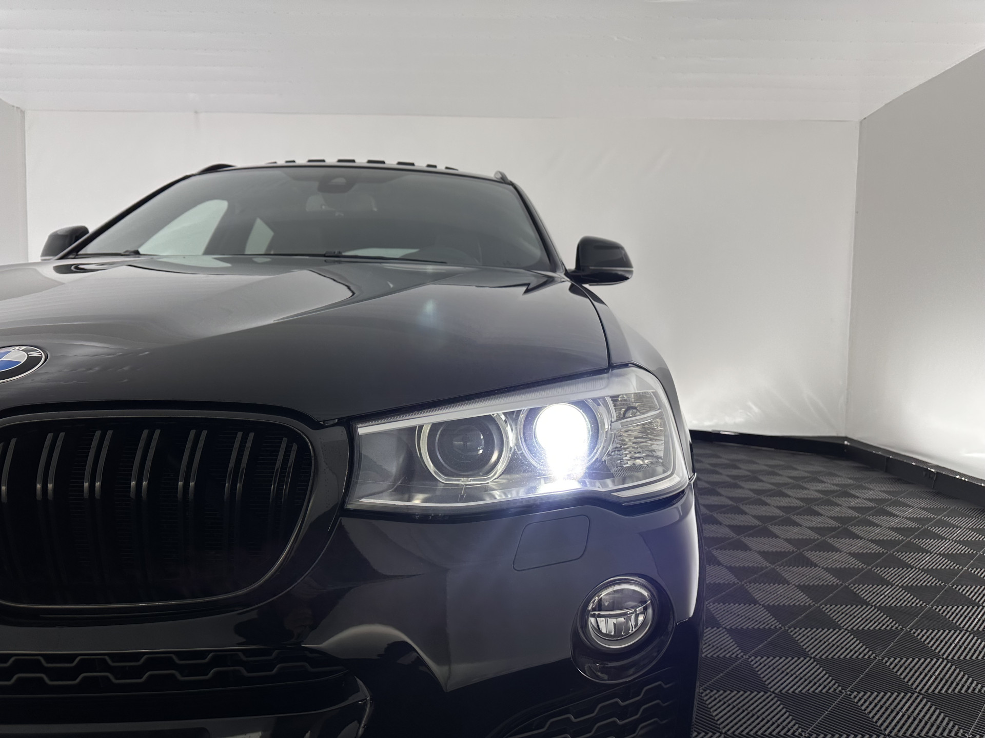BMW X4 xDrive20d M-Sportpack High Executive Black-Edition Aut. *PANO | LEATHER | BI-XENON | ADAPTIVE-CRUISE | KEYLESS | HEATED-SPORTSEATS | NAVI-FULLMAP | CAMERA | ECC | HEAD-UP | PDC | SHIFTPADDLES | TOWBAR | PRIVACYGLASS | 20''ALU *