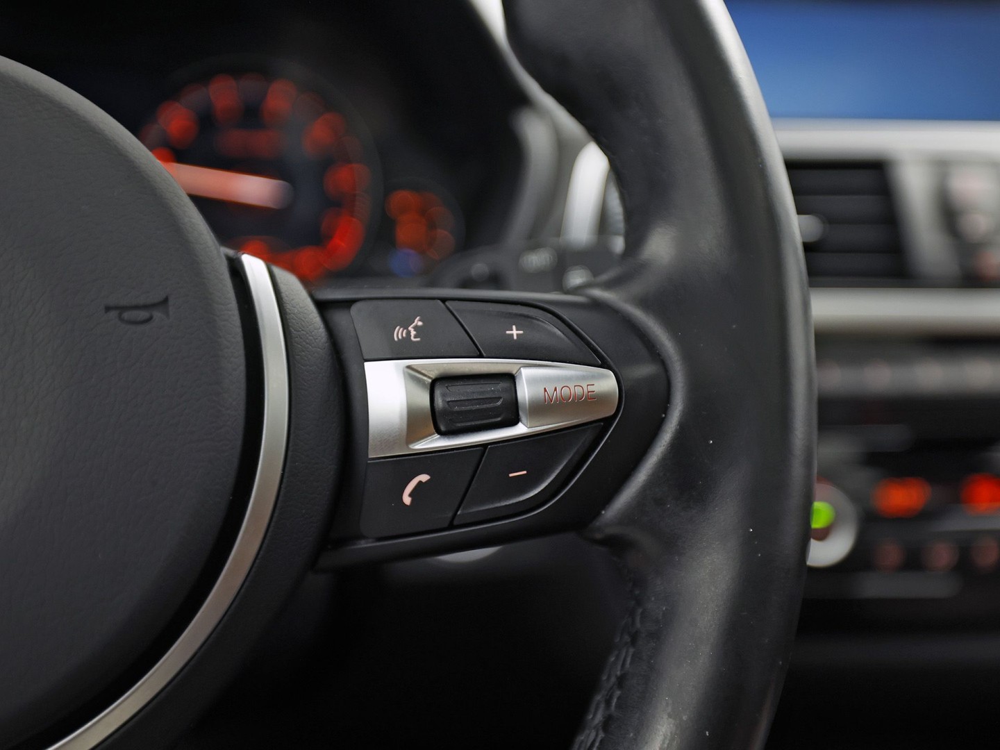 BMW 3 Serie 318i M Sport Automaat (PANORAMADAK, M PAKKET, GROOT NAVI, COGNAC LEDER, STOELVERWARMING, SPORTSTOELEN, VIRTUAL COCKPIT, PARKEERSENSOREN, GETINT GLAS, NIEUWSTAAT)