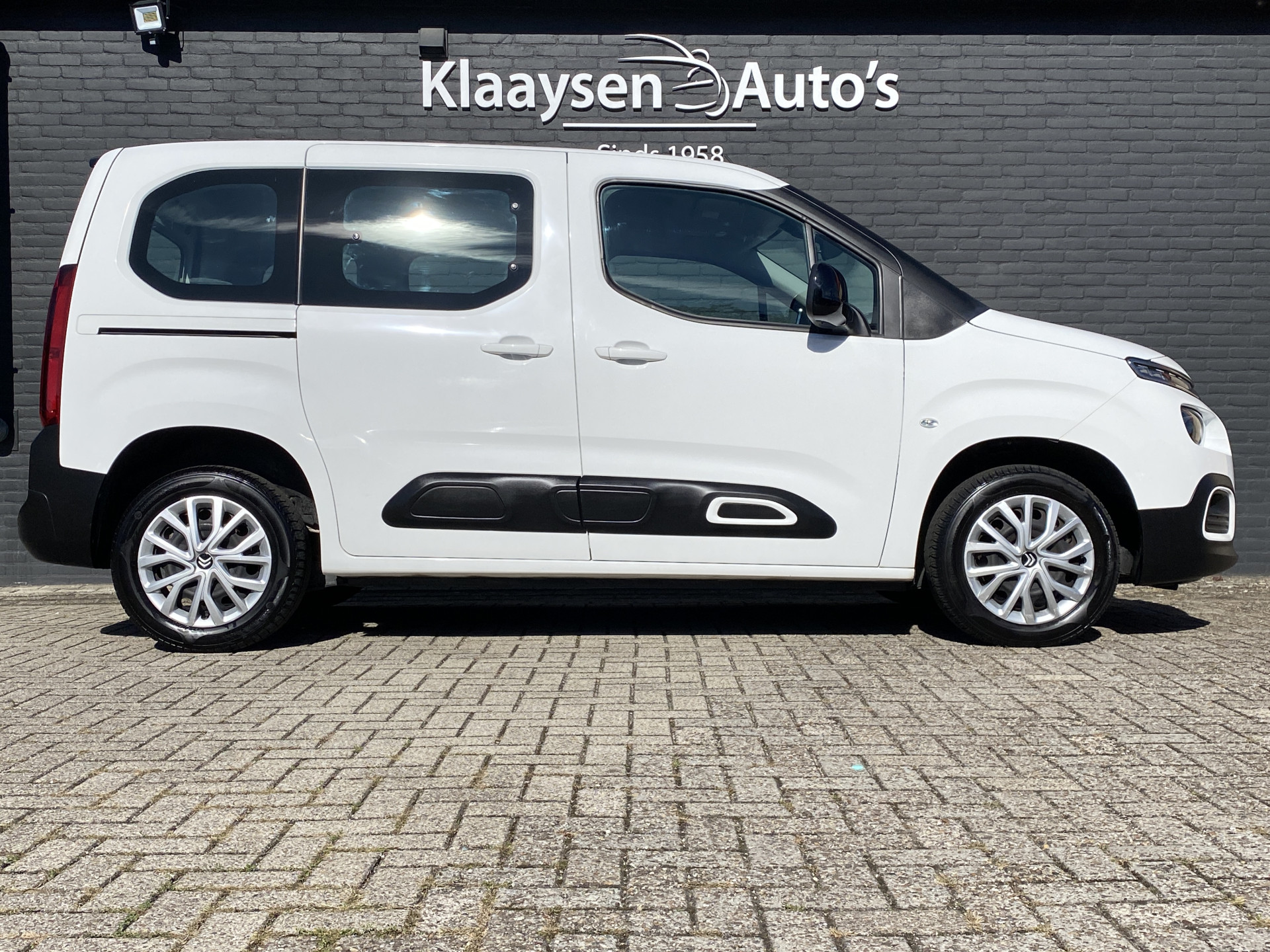 Citroën Berlingo 1.2 PureTech Feel | dealer onderh. | navigatie | cruise control | airco | parkeersensoren | all season banden