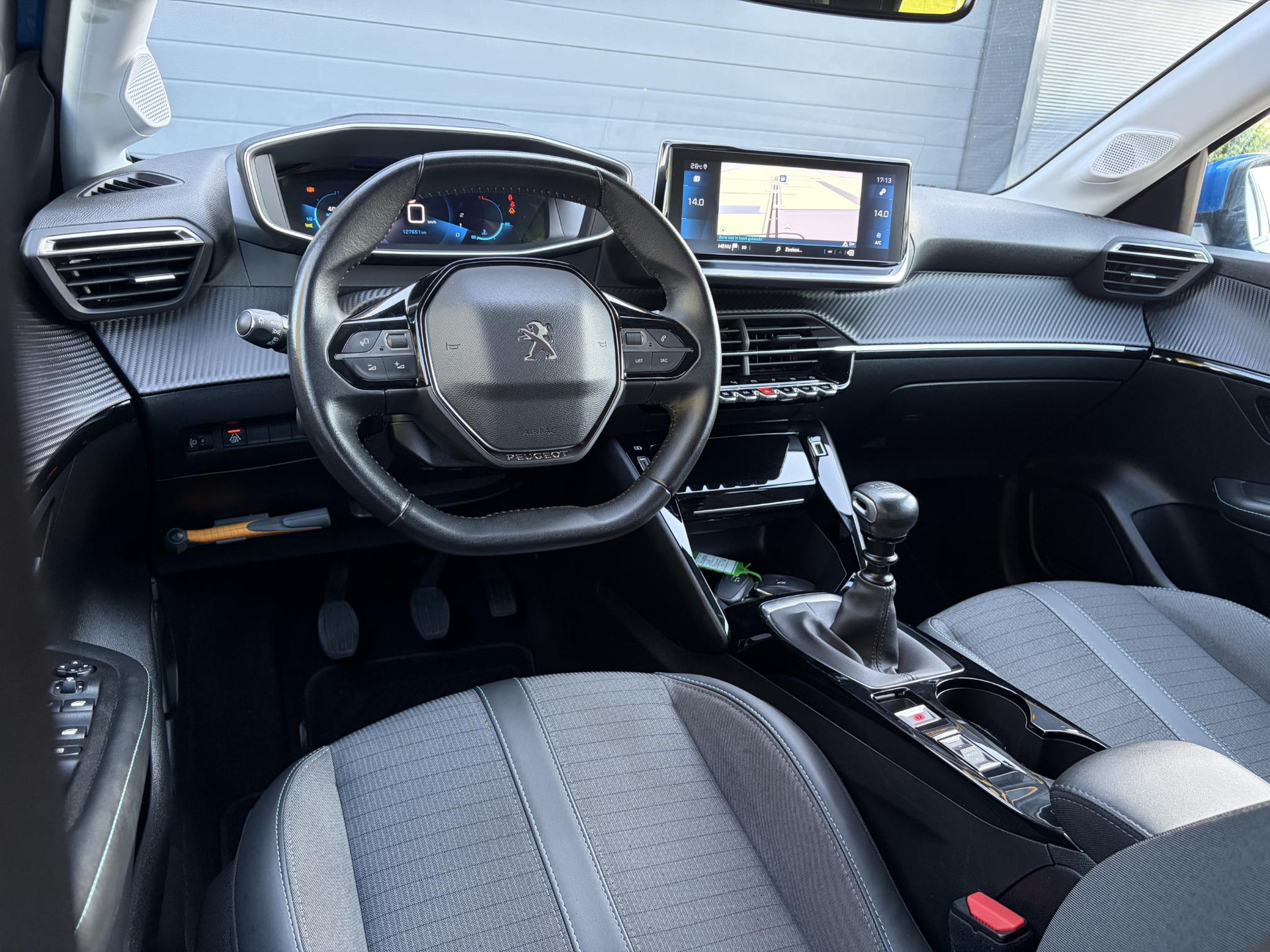 Peugeot 208 1.2 PureTech Allure ✓D-riem vv in 10-2025✓1e Eigenaar✓360° Camera✓Carplay✓Navi✓101pk✓LED✓Clima✓Cruise✓6 Bak✓Pdc✓Lm velgen✓Halfleder✓Recent beurt gehad✓N.A.P✓Apk tot 08-2028