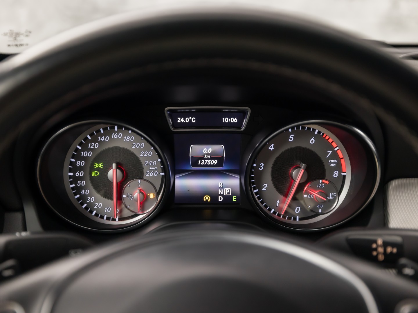 Mercedes-Benz CLA-Klasse 180 AMG Sport Automaat (GROOT NAVI, LEDER, ZWART HEMEL, STOELVERWARMING, SPORTSTOELEN, GETINT GLAS, CRUISE, NIEUWE APK, NIEUWSTAAT)