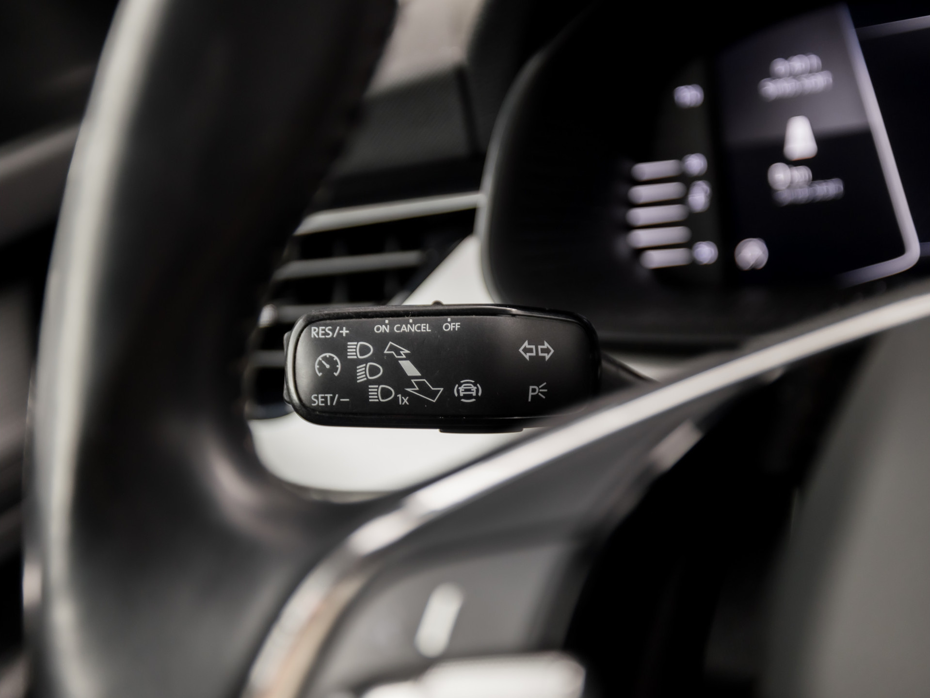 Škoda Kamiq 1.0 TSI Sport (VIRTUAL COCKPIT, APPLE CARPLAY, GROOT NAVI, TREKHAAK, PARKEERSENSOREN, SPORTSTOELEN, GETINT GLAS, CRUISE, NIEUWE APK, NIEUWSTAAT)