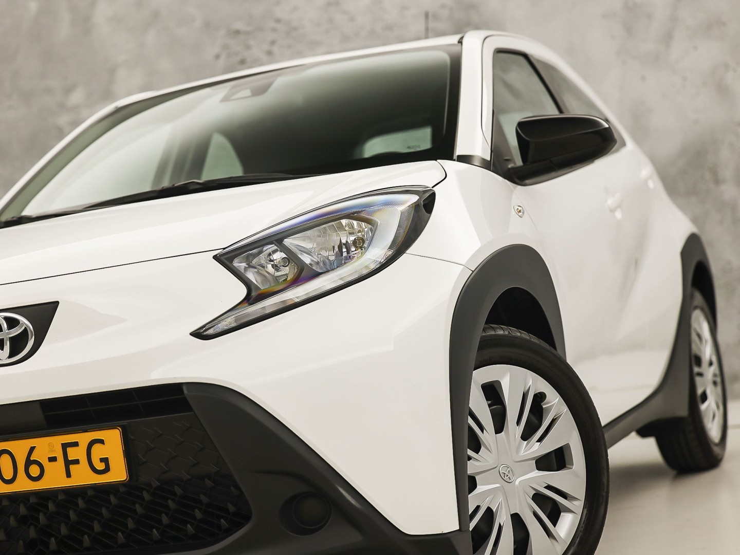 Toyota Aygo 1.0 VVT-i MT Play (APPLE CARPLAY, NAVIGATIE, ADAPTIVE CRUISE, SPORTSTOELEN, LANE ASSIST, CAMERA, NIEUWSTAAT)