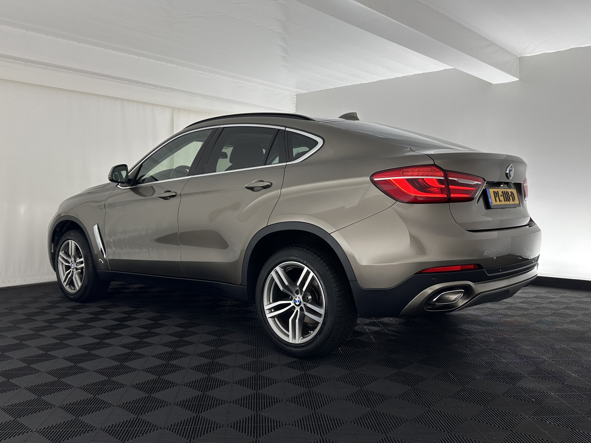 BMW X6 xDrive30d High Executive (INCL-BTW) Aut. *PANO | LEATHER | FULL-LED | HARMAN/KARDON | BLINDSPOT | MEMORY-PACK | DIGI-COCKPIT | HEATED-COMFORTSEATS | NAVI-FULLMAP | PRIVACYGLASS | HEAD-UP | ADAPTIVE-CRUISE | 19"ALU*