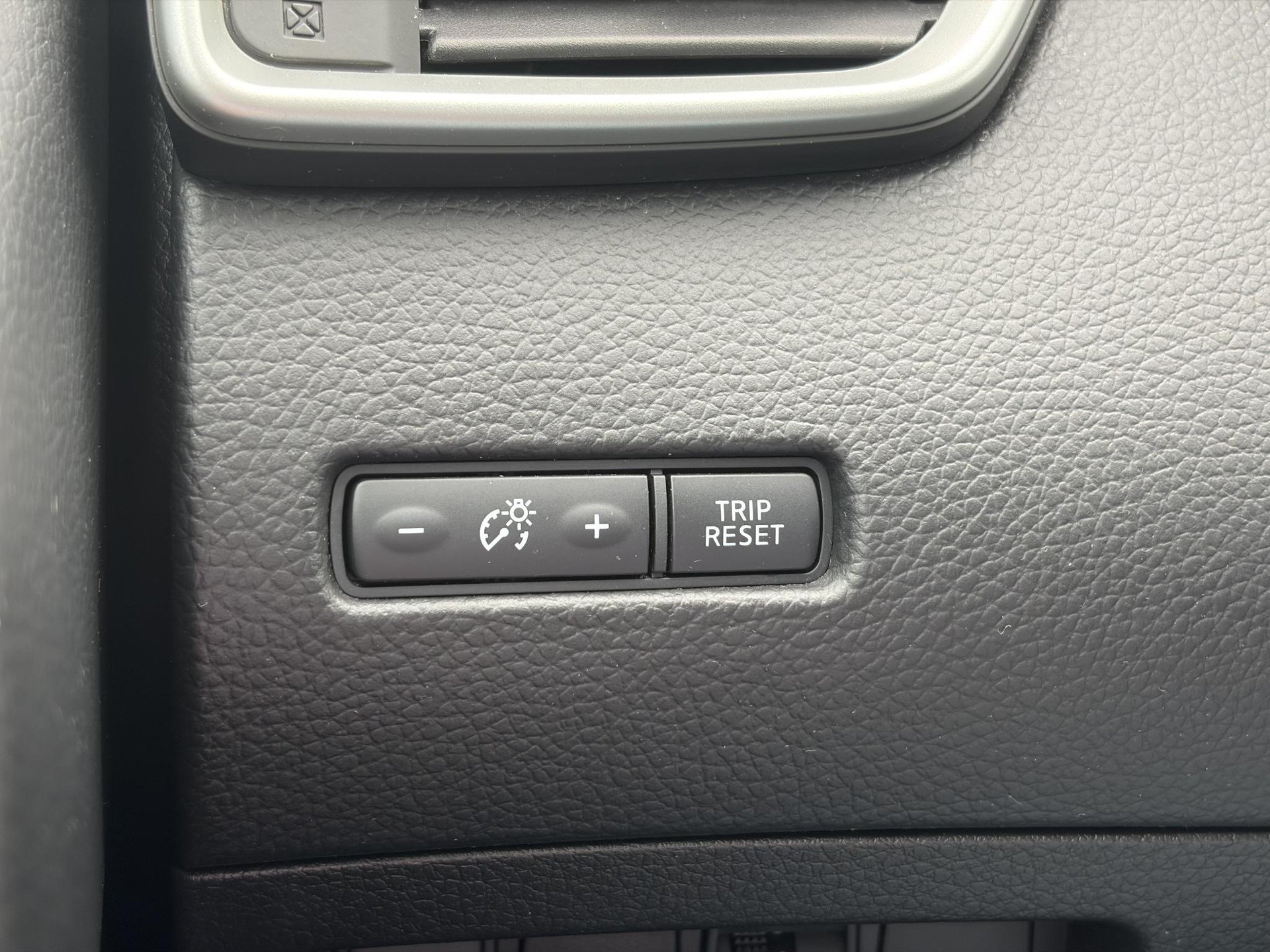 Nissan Qashqai 1.2 N-Connecta 360° Camera,Trekhaak,Navi,Pdc V+A,Keyless,6 Bak,Clima,Cruise,2e Eigenaar,115pk,Lm velgen,Apk tot 09-2027