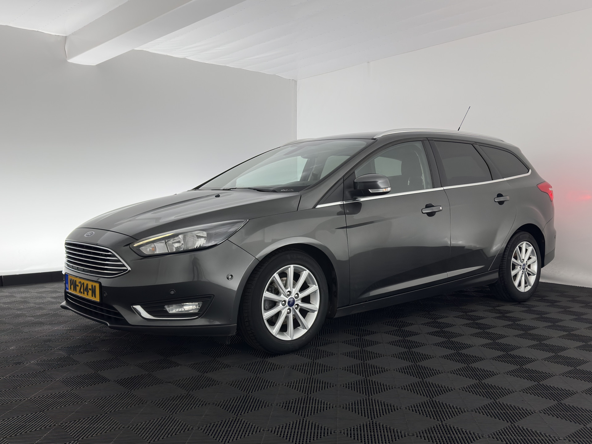 Ford Focus Wagon 1.5 TDCI Titanium Lease Edition (INCL-BTW) Aut. *NAVI-FULLMAP | HEATED-COMFORTSEATS | KEYLESS | PRIVACY-GLASS | ECC | SYNC-AUDIO | PDC | CRUISE | 16''ALU*