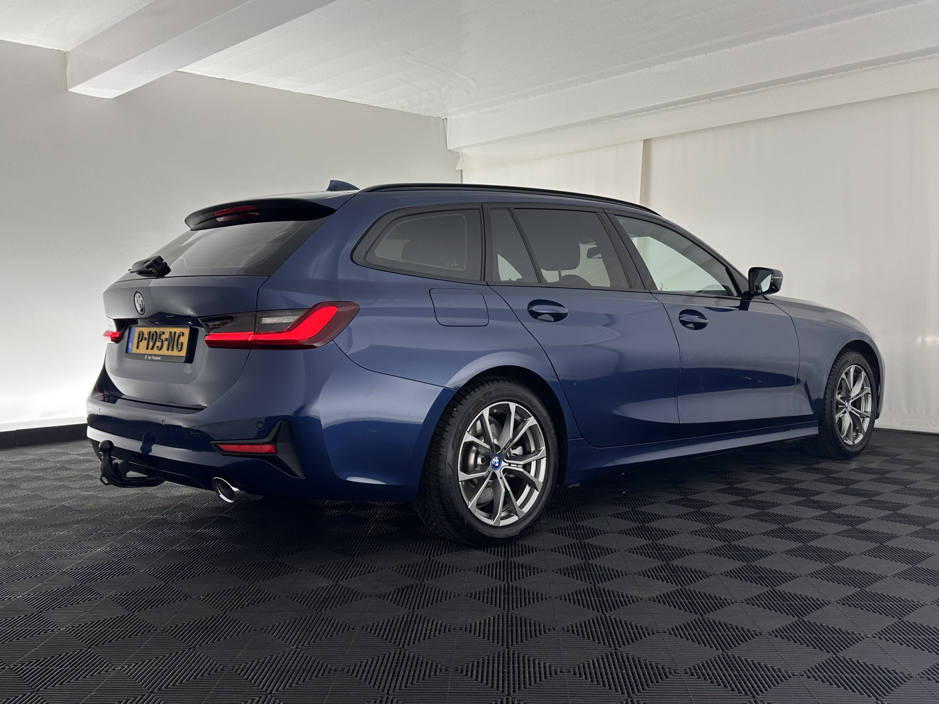 BMW 3-serie Touring 320e Business Edition Plus [Plug-In] (INCL-BTW) Aut. *LEATHER | FULL-LED | HEATED-SPORTSEATS | DIGI-COCKPIT | HIFI-SOUND | NAVI-FULLMAP | PRIVACYGLASS | PDC | AMBIENTLIGHT | DAB | KEYLESS | TOWBAR | 17"ALU* *