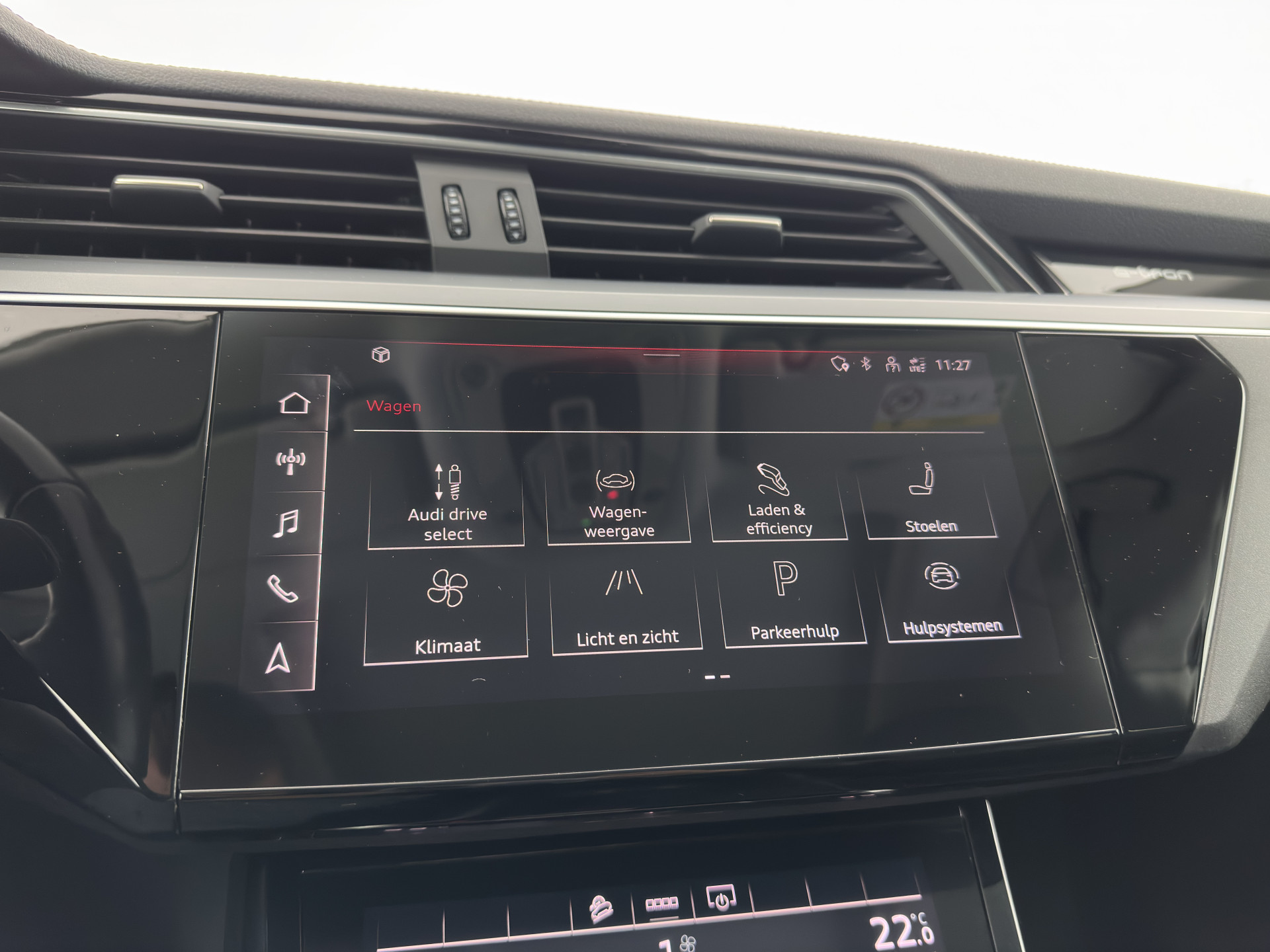 Audi e-tron 55 quattro Business edition Plus 95 kWh [ 3-Fase ] {SOH-88%} (INCL-BTW) *PANO | LUXURY-LEATHER | ADAPTIVE-CRUISE | FULL-LED | DIGI-COCKPIT | KEYLESS | MEMORY-PACK | CAMERA | NAVI-FULLMAP | SHIFT-PADDLES | DAB+ | COMFORT-SEATS | 20''ALU*