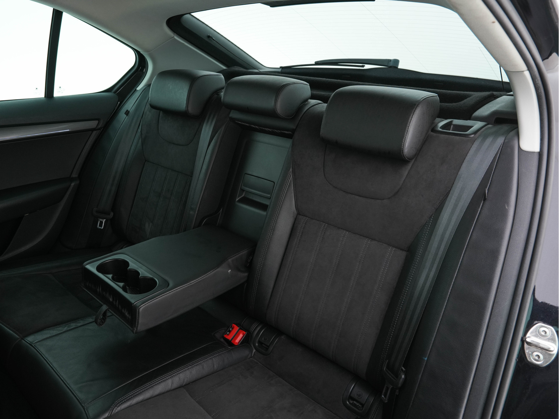 ŠKODA Octavia 1.0 TSI Greentech Style Business (INCL-BTW) Aut. *LEATHER-ALCANTARA | NAVI-FULLMAP | FULL-LED | CANTON-AUDIO | KEYLESS | DAB | HEATED-COMFORTSEATS | ECC | PARKPILOT | SHIFT-PADDLES | CRUISE | PRIVACY-GLASS | 18"ALU*