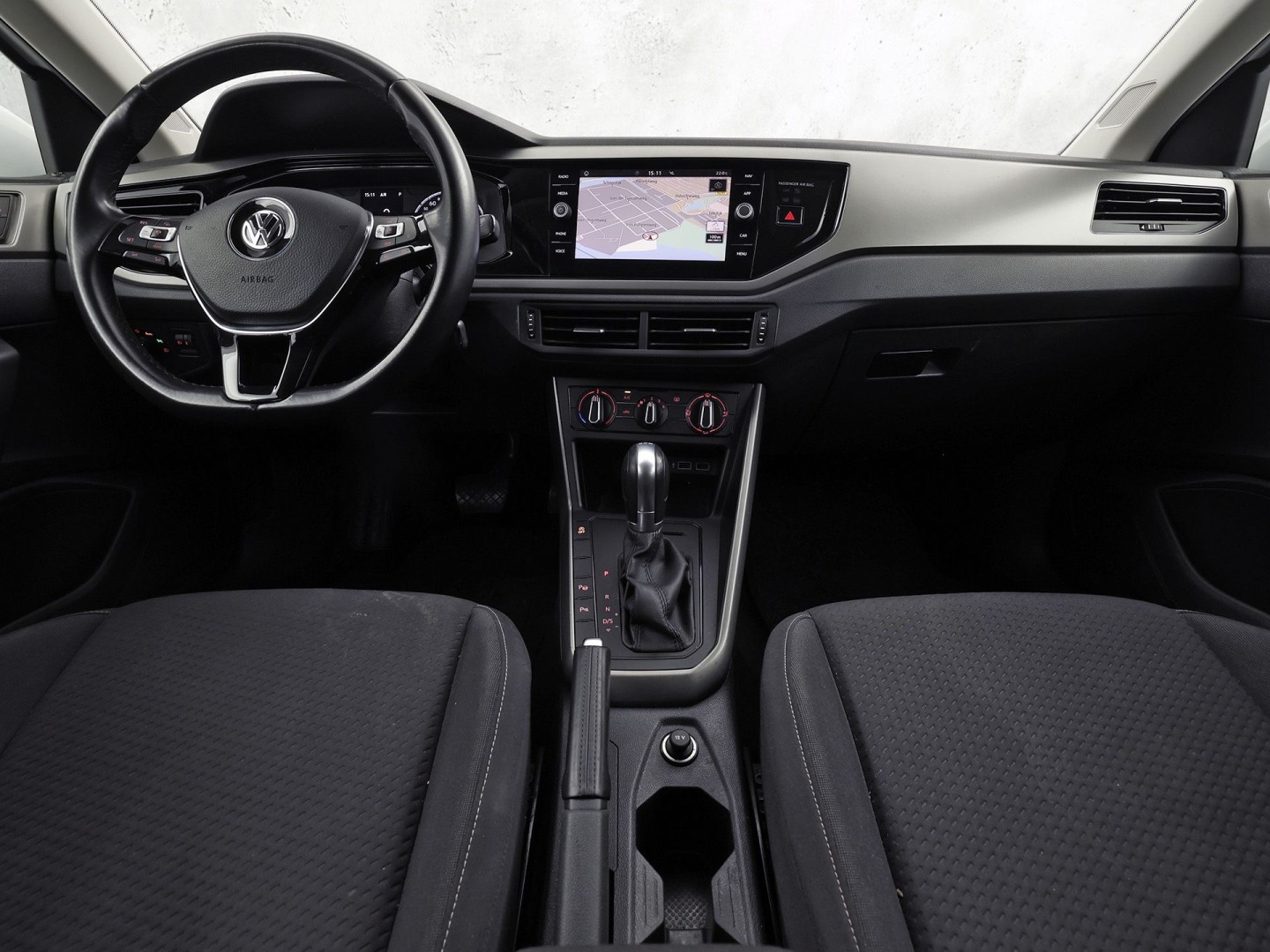 Volkswagen Polo 1.0 TSI Sportline Automaat (APPLE CARPLAY, GROOT NAVI, GETINT GLAS, ADAPTIVE CRUISE, SPORTSTOELEN, PARKEERSENSOREN, NIEUWE APK, NIEUWSTAAT)