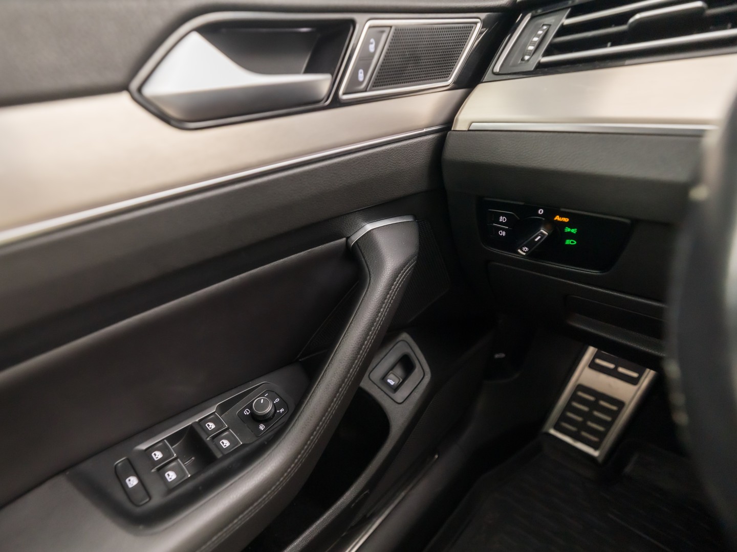 Volkswagen Passat Variant 1.5 TSI Highline Sportline 150Pk Automaat (VIRTUAL COCKPIT, APPLE CARPLAY, GROOT NAVI, CAMERA, LEDER/ALCANTARA, GETINT GLAS, KEYLESS, NIEUWSTAAT)