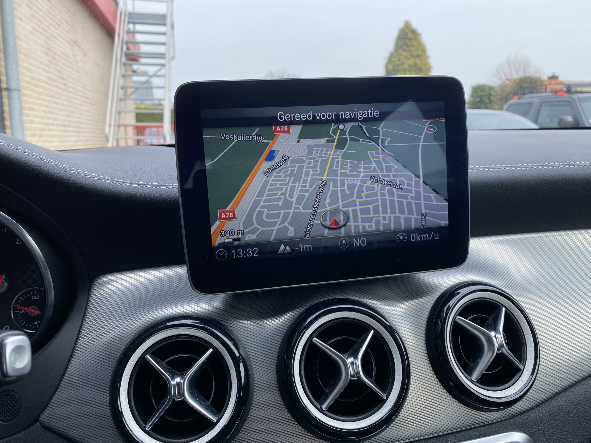 Mercedes-Benz A-klasse 180 Business Solution AMG Edition AUT. | leder/alcantara | 18 inch AMG velgen | navigatie | sportstoelen | sfeerverl.