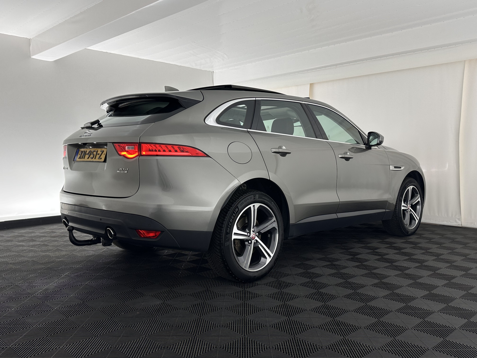 Jaguar F-PACE 3.0d First Edition AWD (INCL-BTW) Aut. *PANO | LEATHER | XENON | MEMORY-PACK | DIGI-COCKPIT | MERIDIAN-SOUND | NAVI-FULLMAP | CAMERA | HEATED-COMFORTSEATS | AMBIENTLIGHT | SHIFTPADDLES | ECC | PDC | CRUISE | TOWBAR
