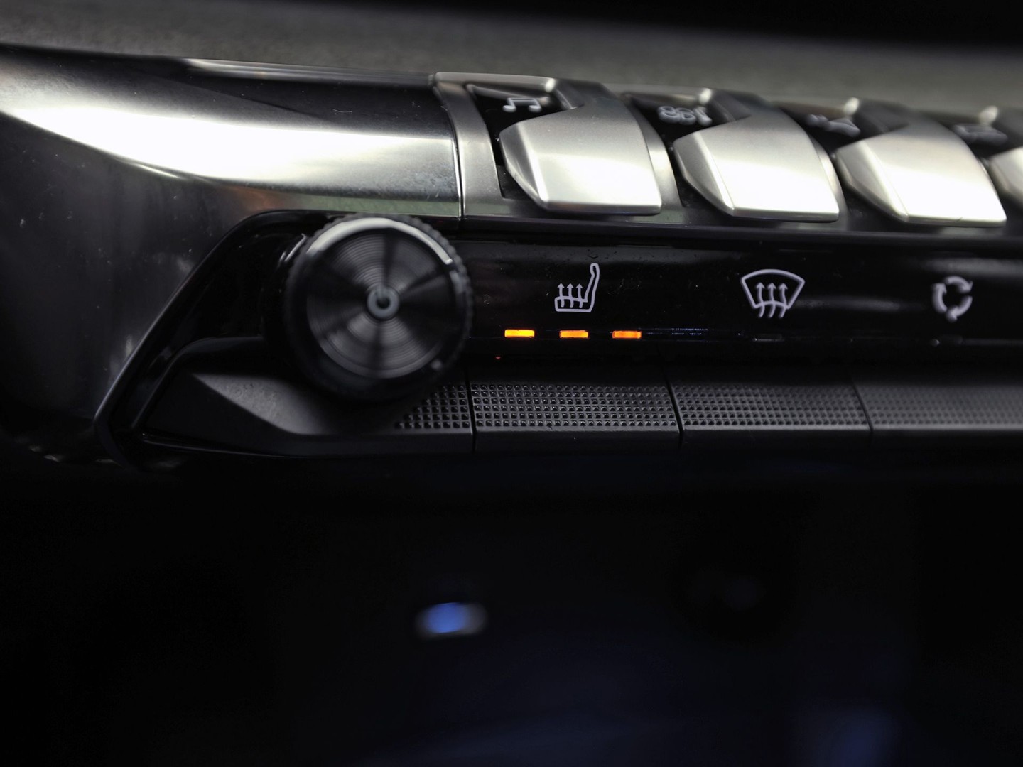 Peugeot 3008 1.2 PureTech GT Line (PANORAMADAK, APPLE CARPLAY, GROOT NAVI, LEDER, STOELVERWARMING, SPORTSTOELEN, GETINT GLAS, KEYLESS, NIEUWSTAAT)