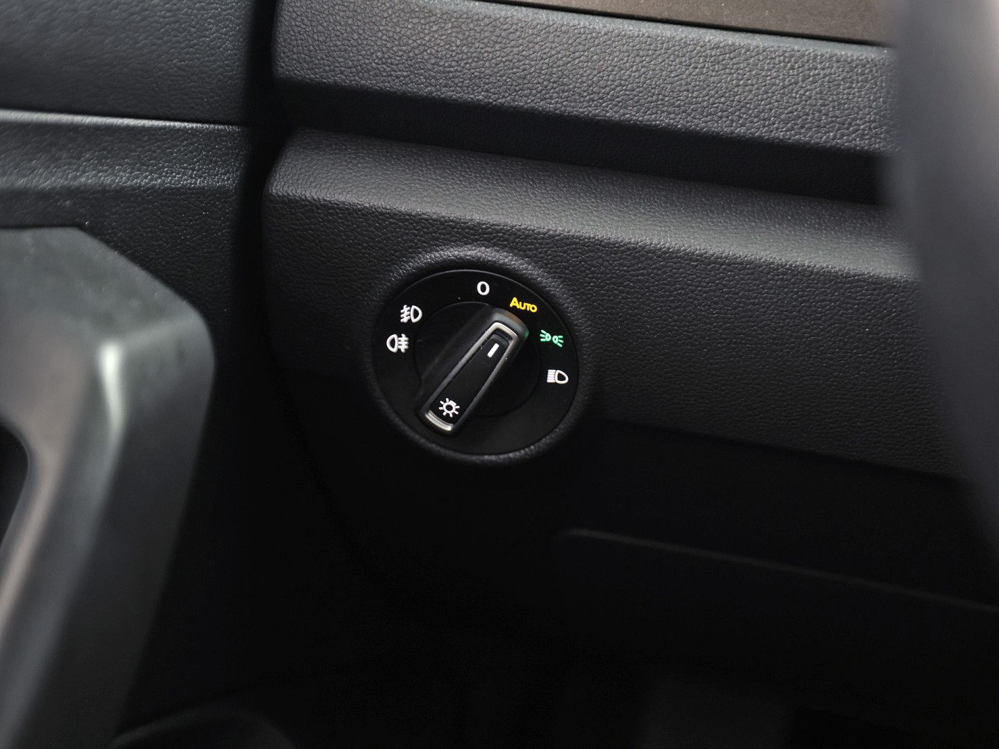 Volkswagen T-Roc 1.0 TSI Sport (APPLE CARPLAY, GROOT NAVI, CLIMATE, STOELVERWARMING, TREKHAAK, SPORTSTOELEN, PARKEERSENSOREN, ADAPTIVE CRUISE, NIEUWSTAAT)