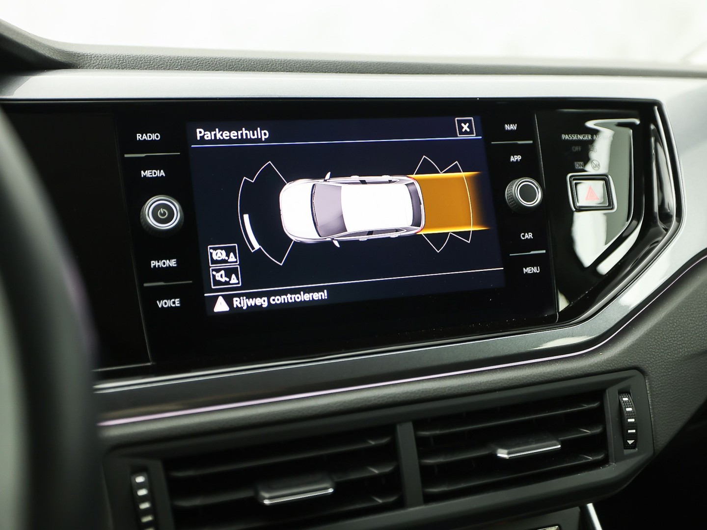 Volkswagen Polo 1.0 TSI Sport Automaat (VIRTUAL COCKPIT, APPLE CARPLAY, GROOT NAVI, CLIMATE, SPORTSTOELEN, LED KOPLAMPEN, GETINT GLAS, PARKEERSENSOREN, NIEUWSTAAT)