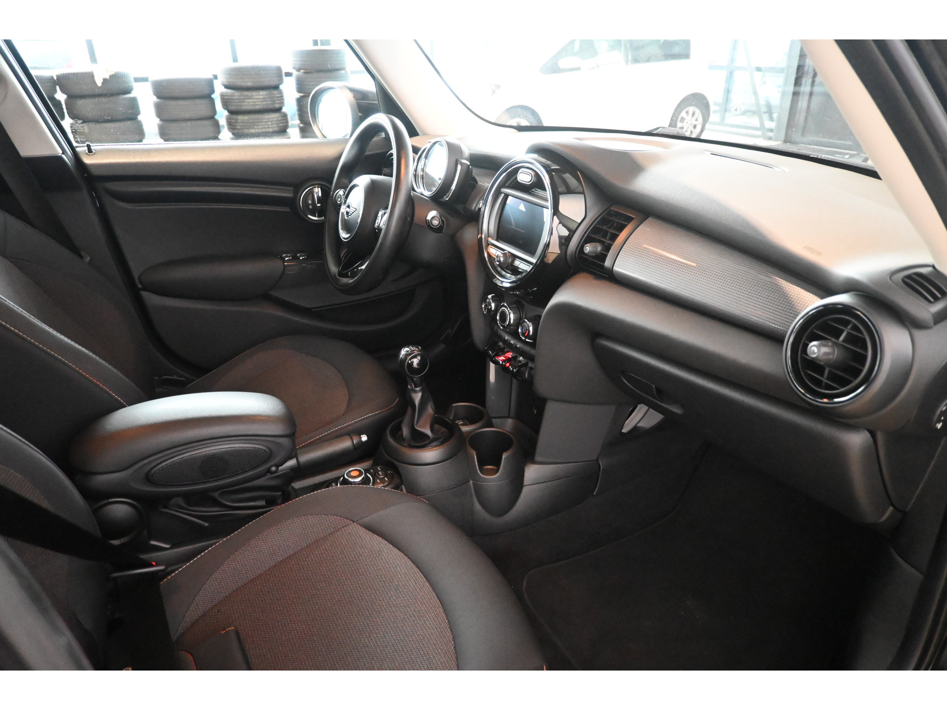 MINI Mini 1.5 Cooper Airco Navigatie LED Cruise Control Direct Leverbaar! Rijklaarprijs Inruil Mogelijk!