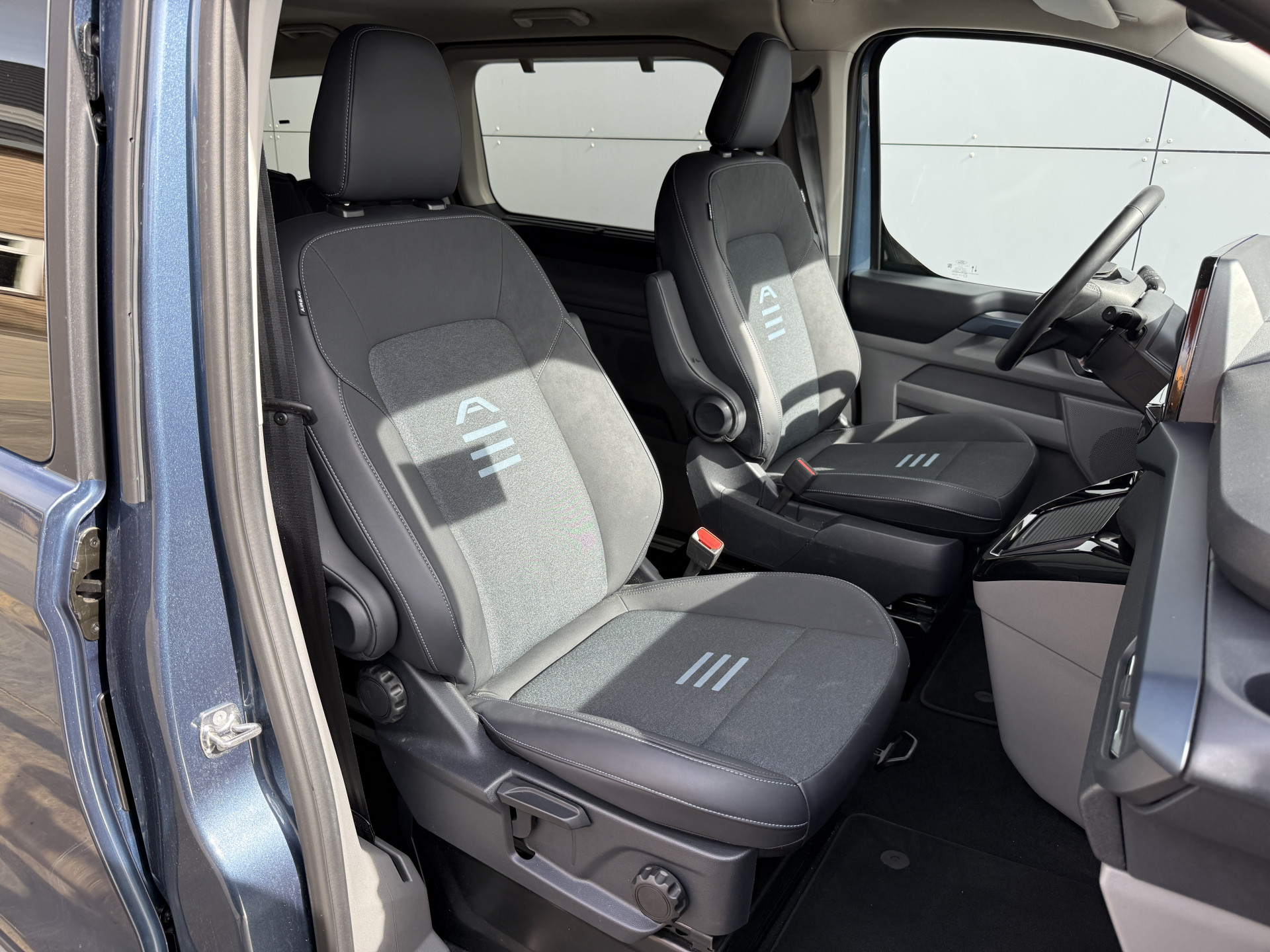 Ford Tourneo Custom 233PK PHEV Prijs Incl. BPM Excl. BTW Automaat 8-Personen Automaat LED B&O Audio Lichtmetalen Velgen PDC Carplay Camera Parkeersensoren Cruise Control