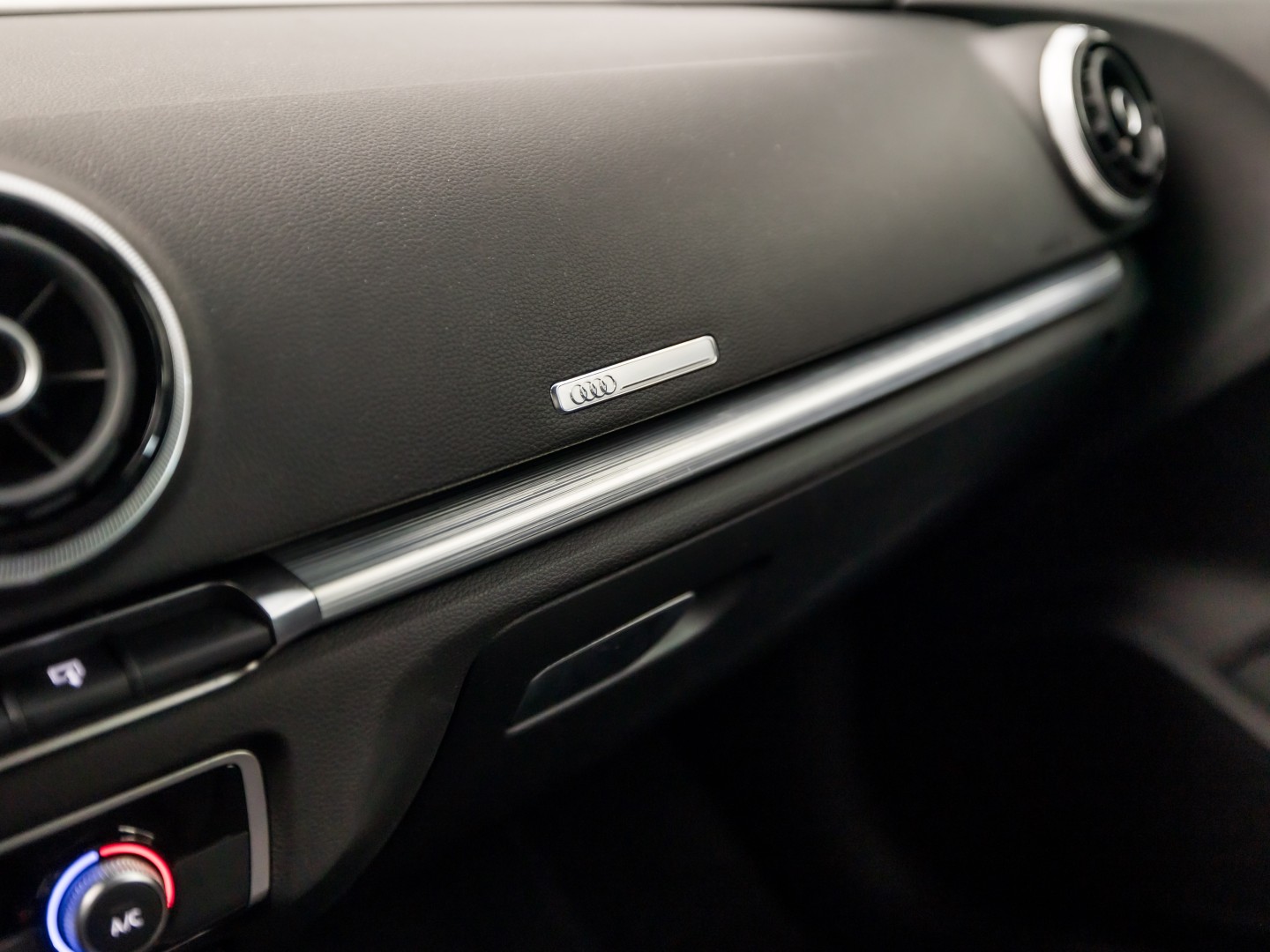 Audi A3 Sportback 1.0 TFSI Sport (APPLE CARPLAY, GROOT NAVI, CLIMATE, DYNAMISCHE KNIPPERLICHTEN, SPORTSTOELEN, CRUISE, PARKEERSENSOREN, NIEUWE APK, NIEUWSTAAT)