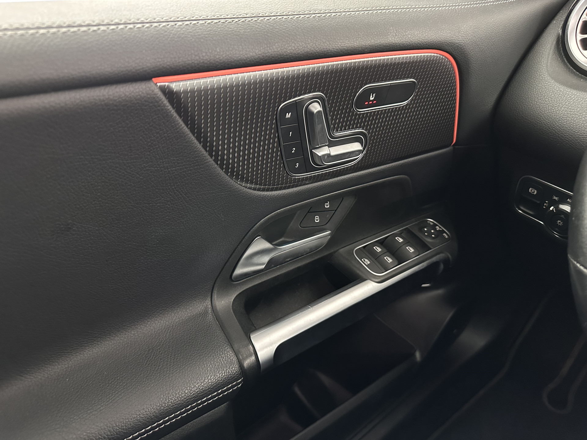 Mercedes-Benz GLB 200 Business Solution Luxury (INCL-BTW) *PANO | LEATHER | FULL-LED | AMBIENTLIGHT | HEATED-SPORTSEATS | WIDESCREEN-DIGICOCKPIT | DAB+ | NAVI-FULLMAP | CAMERA | PRIVACYGLASS | LANE-ASSIST | DYNAMIC-SELECT | 18'