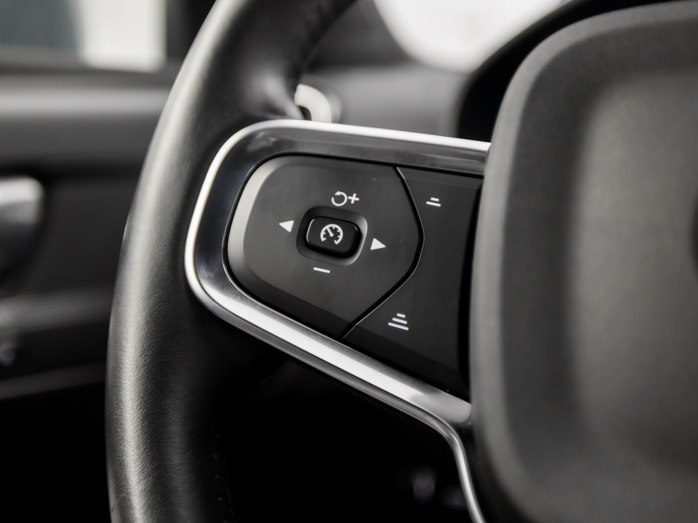 Volvo XC40 1.5 T4 Recharge Inscription 211Pk Automaat (APPLE CARPLAY, STUUR/STOELVERWARMING, MEMORY SEATS, CAMERA, STOELVERWARMING ACHTER, KEYLESS, GETINT GLAS, ELEK ACHTERKLEP, ZWART HEMEL, NIEUWSTAAT)