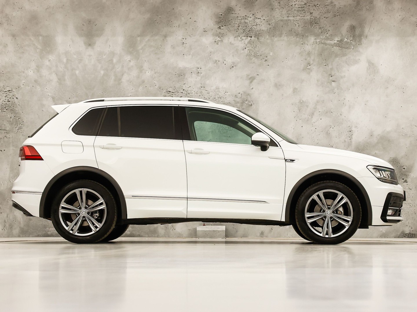 Volkswagen Tiguan 1.4 TSI 4Motion R-Line Sport 150Pk Automaat (VIRTUAL COCKPIT, APPLE CARPLAY, MODE KNOP, GROOT NAVI, ALCANTARA, STOELVERWARMING, SPORTSTOELEN, GETINT GLAS, ADAPTIVE CRUISE, NIEUWSTAAT)
