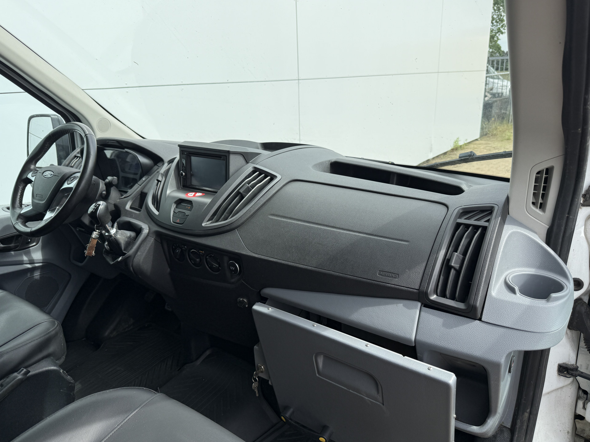 Ford Transit 2.0 TDCI 130PK L2H2 Airco Cruise Control Parkeersensoren Stoelverwarming Zwaailampen Kastwand Inbouw